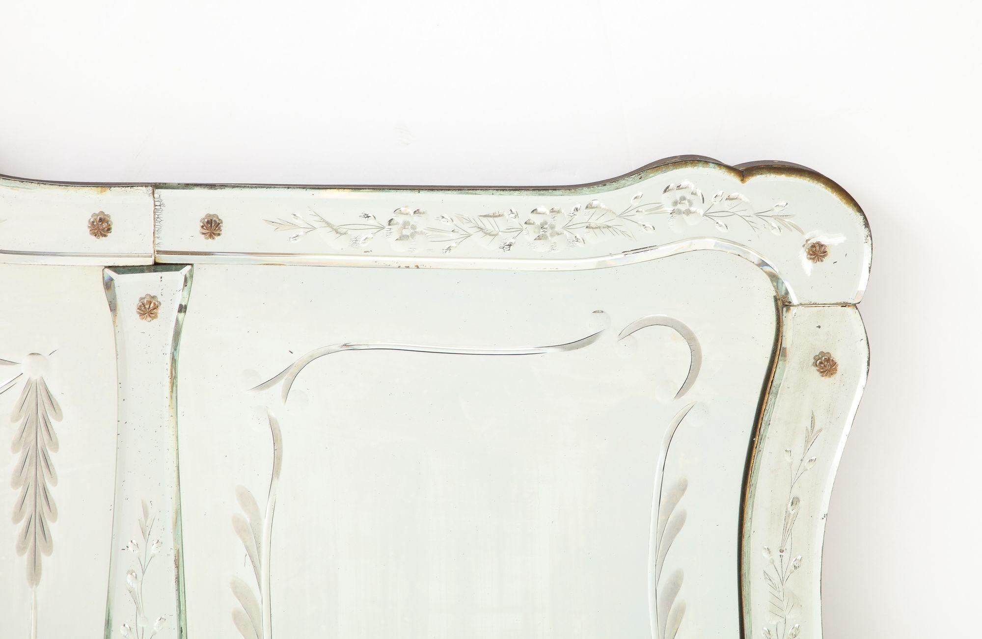 Buriné Miroir horizontal gravé à la française avec bordures gravées de feuillages en vente