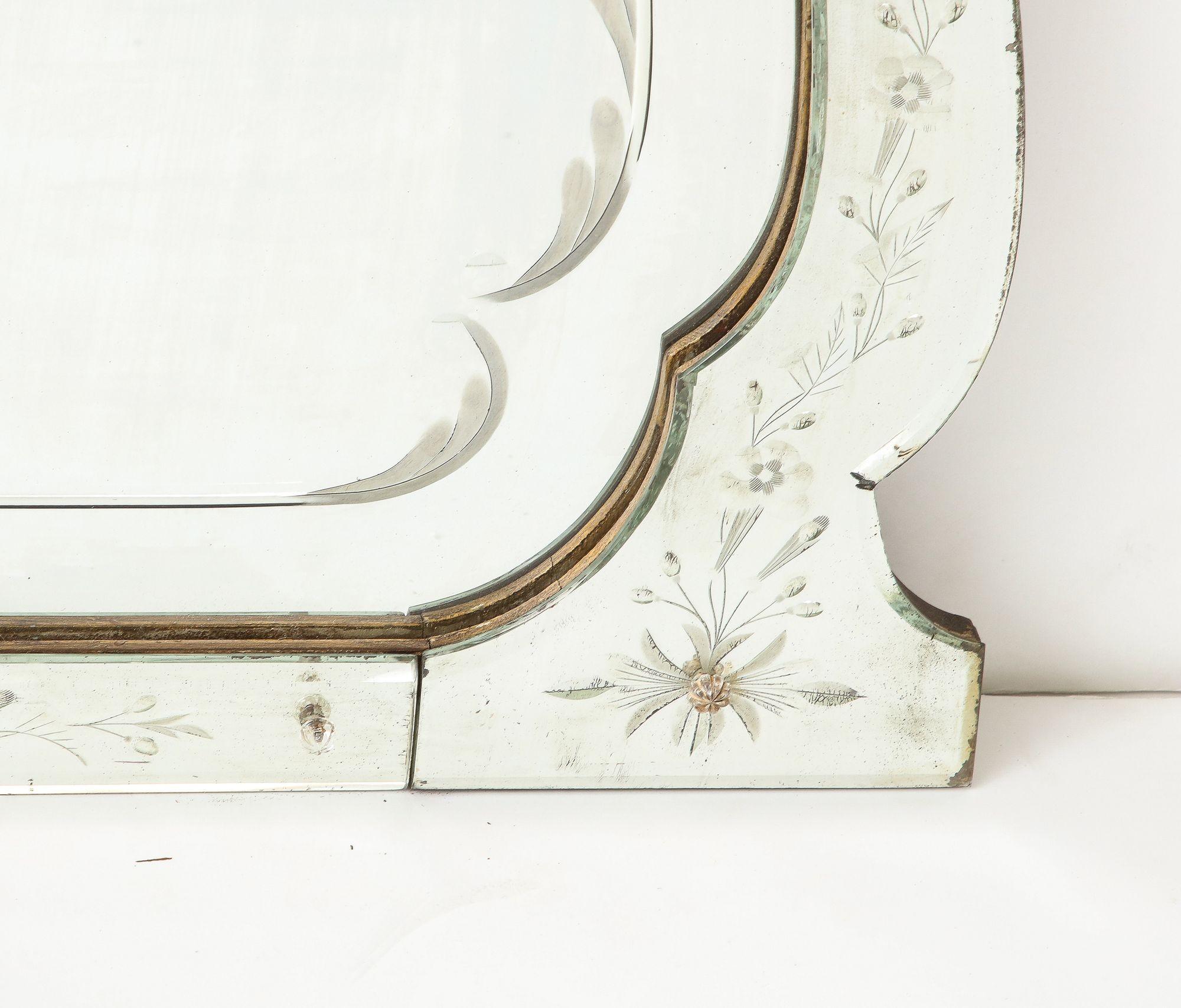 Miroir horizontal gravé à la française avec bordures gravées de feuillages Bon état - En vente à New York, NY