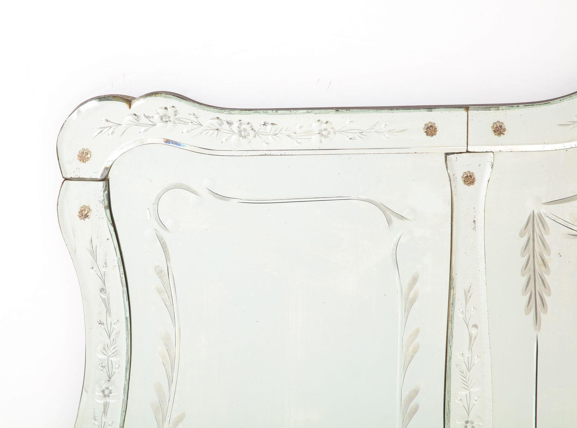 Milieu du XXe siècle Miroir horizontal gravé à la française avec bordures gravées de feuillages en vente