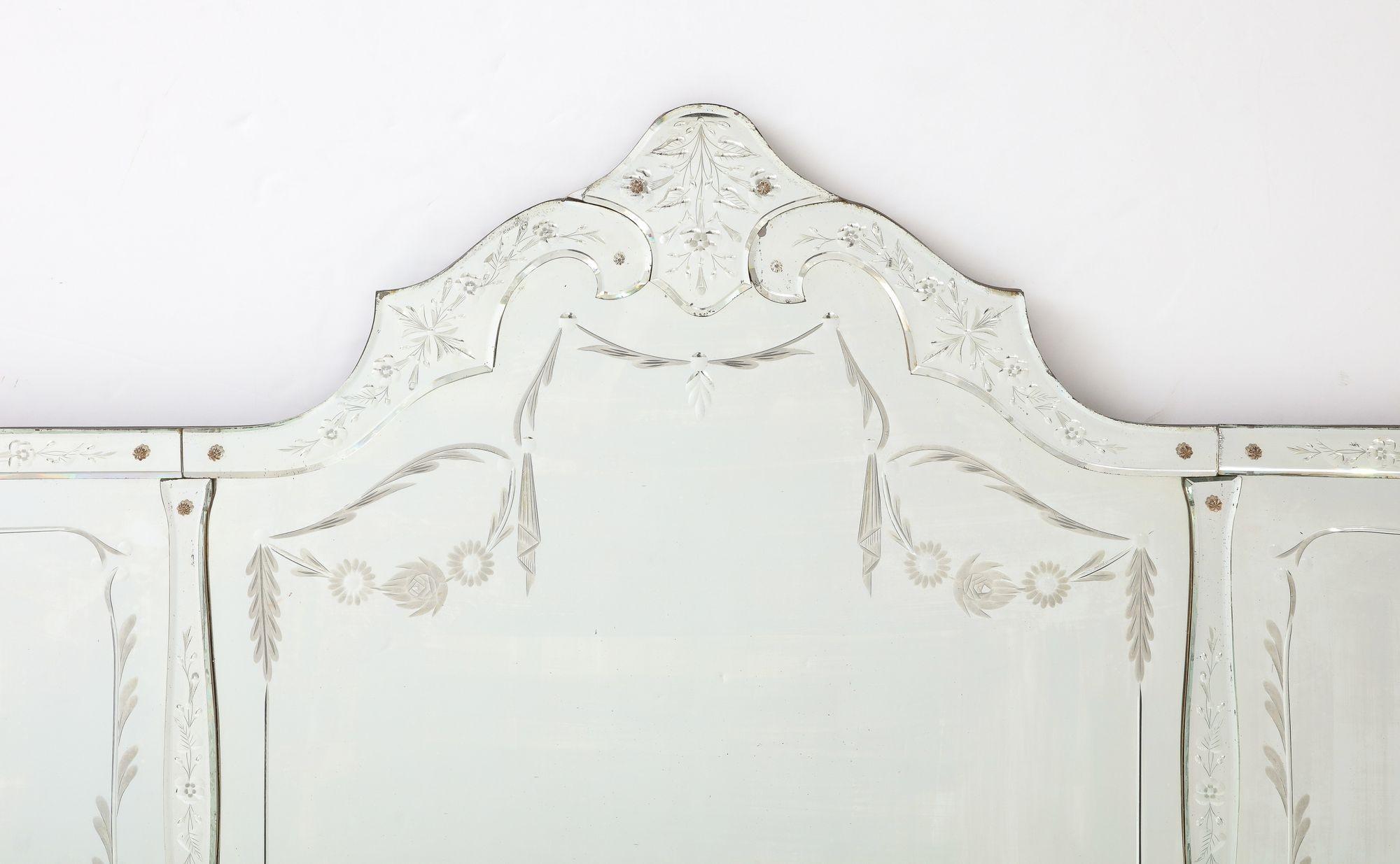 Miroir horizontal gravé à la française avec bordures gravées de feuillages en vente 1