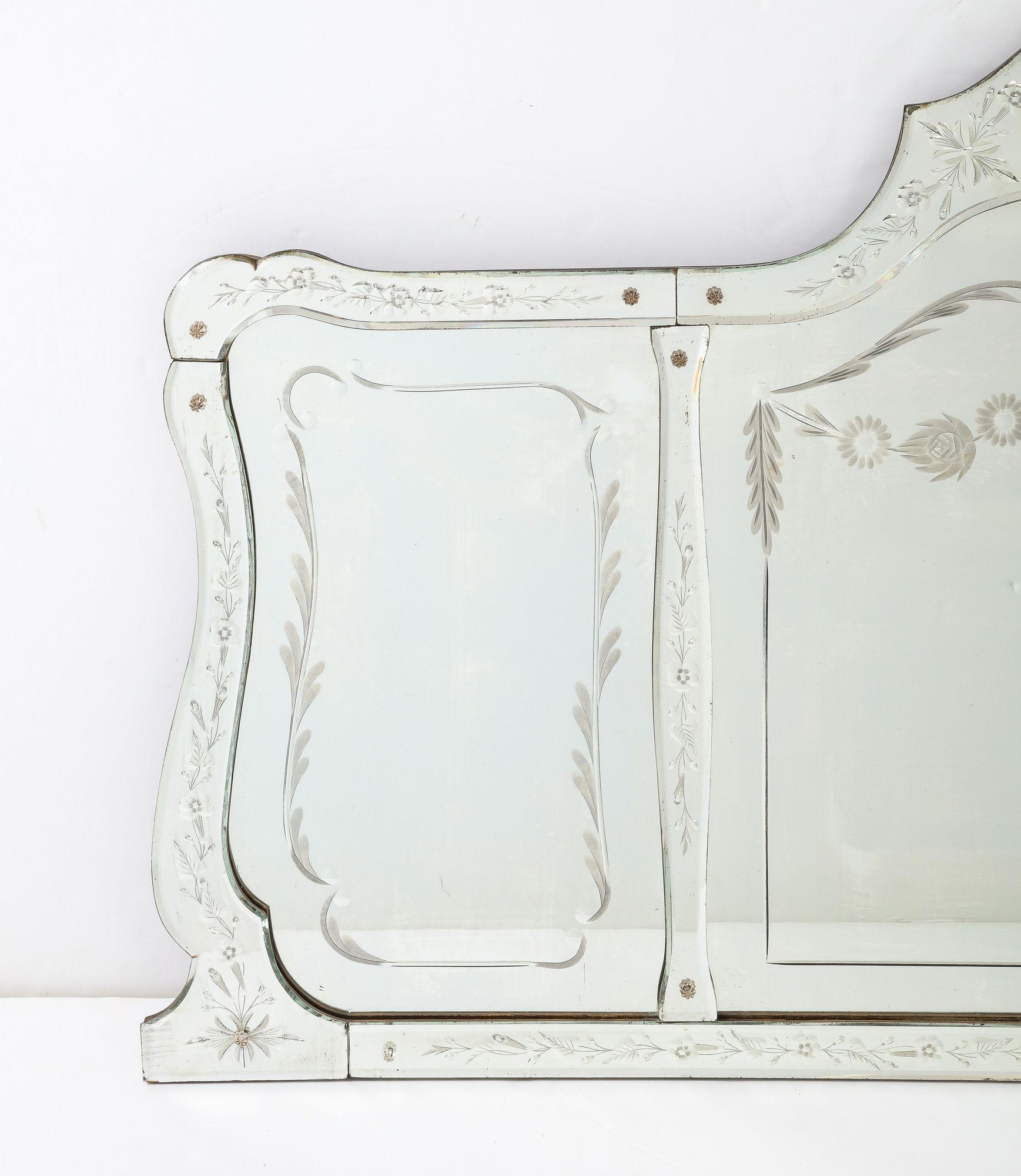 Miroir horizontal gravé à la française avec bordures gravées de feuillages en vente 2