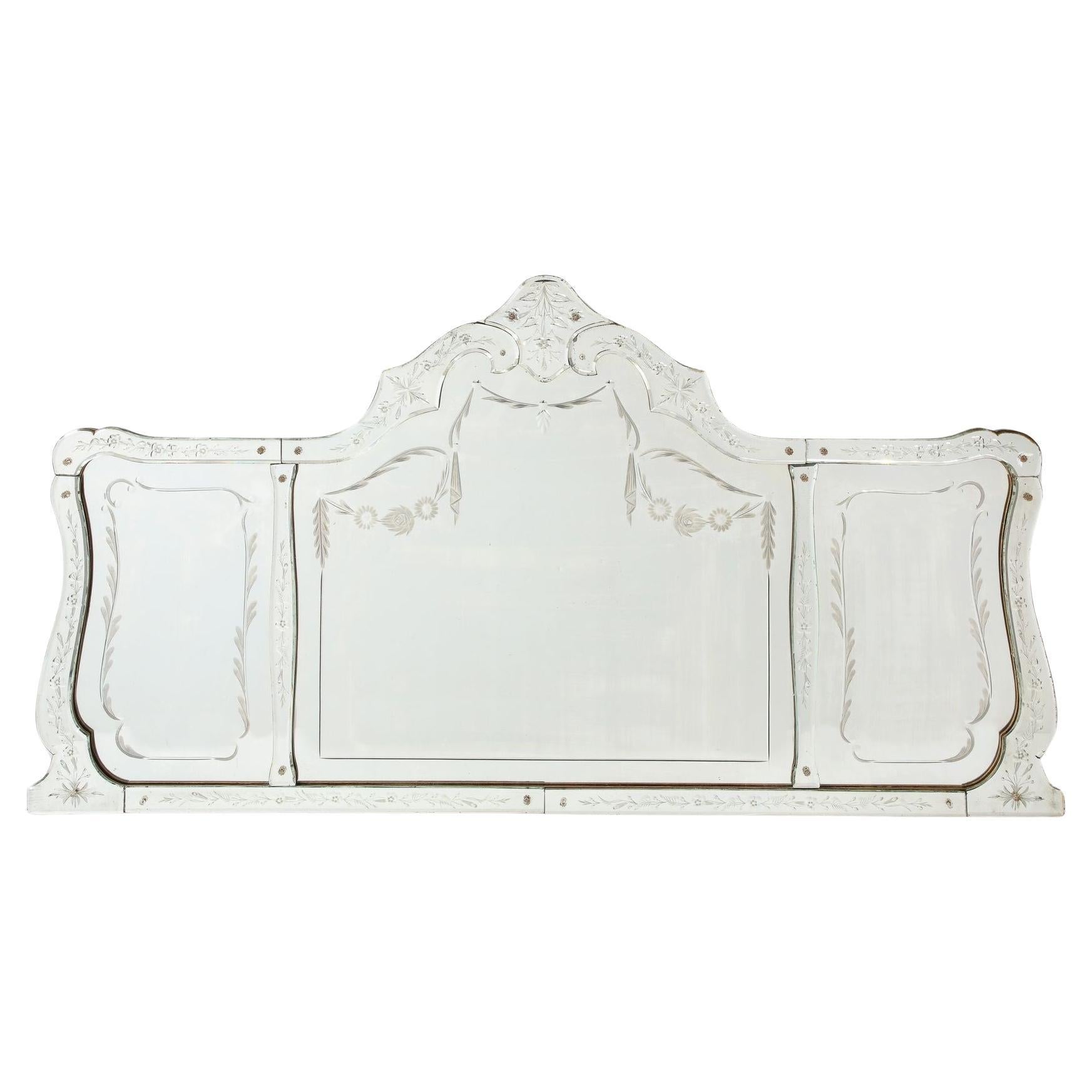 Miroir horizontal gravé à la française avec bordures gravées de feuillages en vente