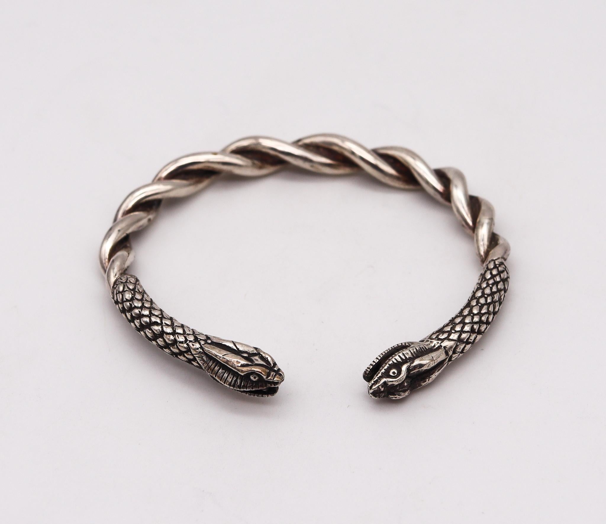 French Etruscan revival cuff.

Beautiful cuff bracelet, made in Paris France, circa 1970's. It was crafted in the Etruscan revival style with twisted and braided wires in solid  .925/.999 sterling silver with high polished finish. Featuring a pair
