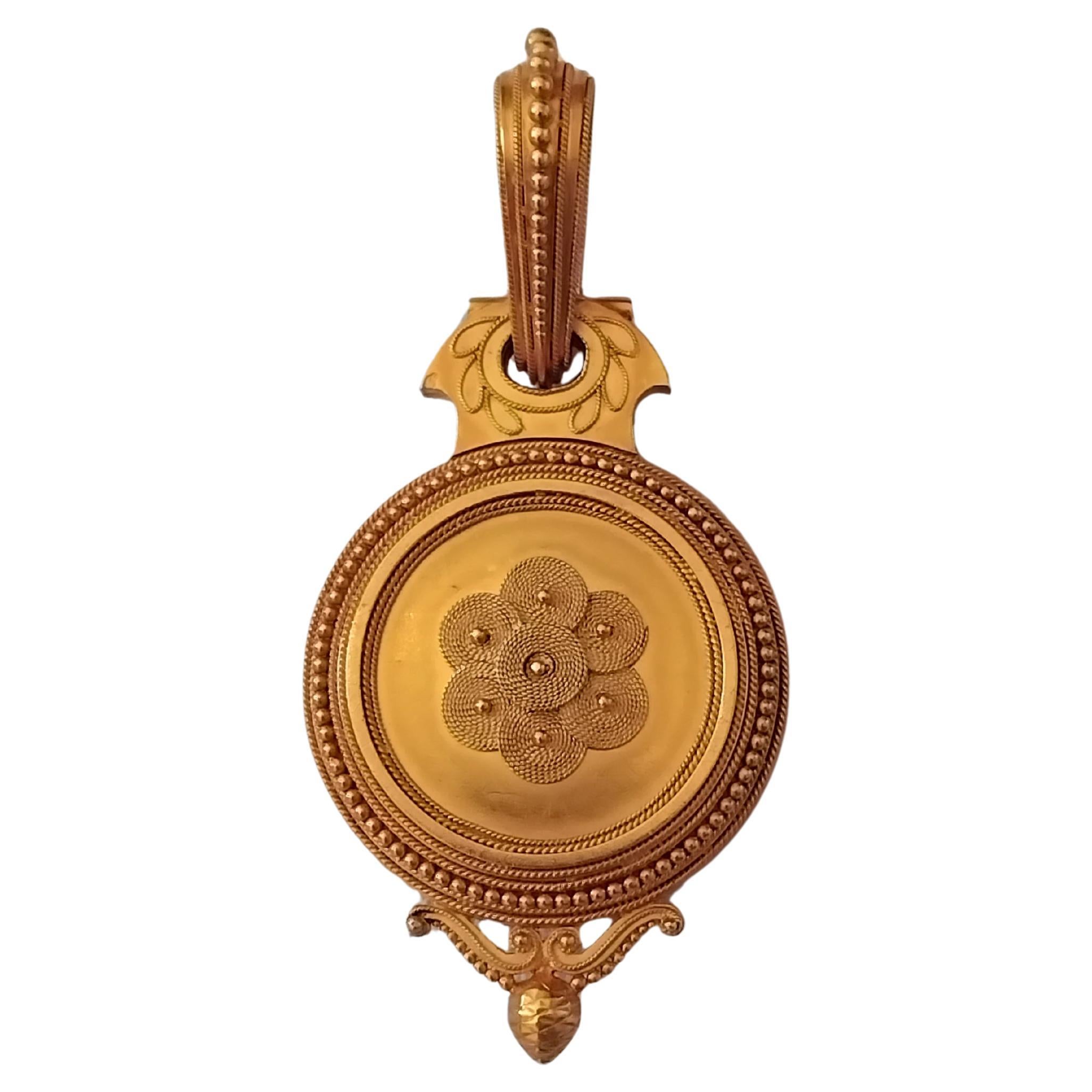 Un medaglione stupendo e meraviglioso

Realizzato in Francia, XIX secolo

Ciondolo in stile neo-etrusco

Realizzato in oro giallo 18k

Grazie a una discreta fessura, il medaglione si apre su uno scomparto di 2 cm di diametro (0,79 pollici).

Il