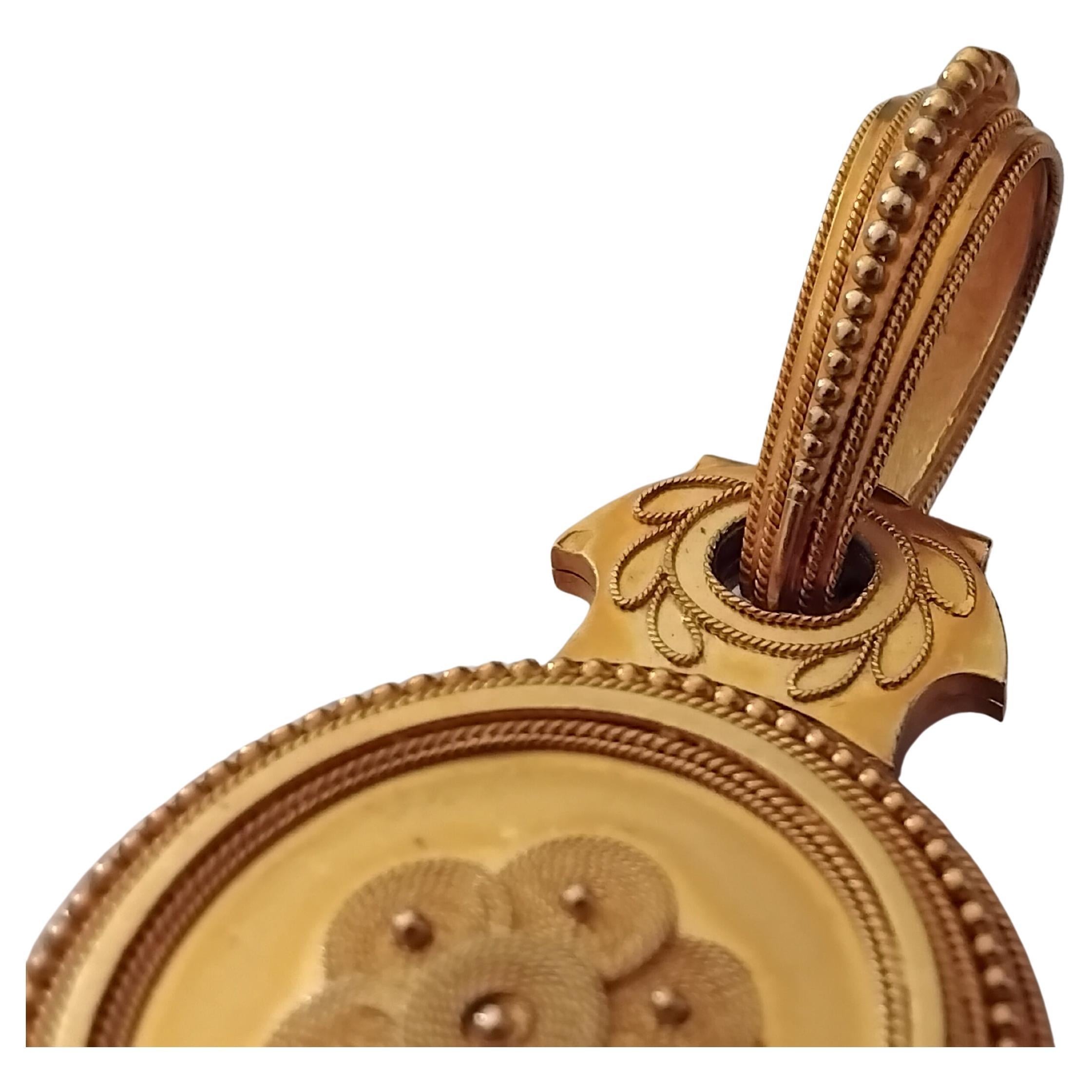 Medaglione segreto etrusco francese in oro giallo Eugene Fontenay in vendita 5