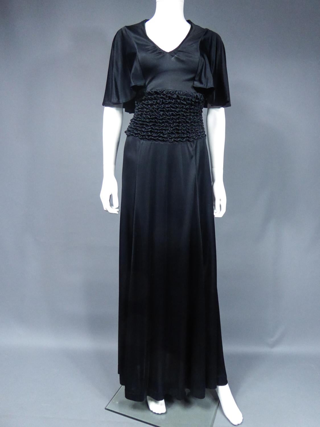 Französisches Abendkleid aus gesmoktem Jersey CIRCA 1990 (Schwarz) im Angebot