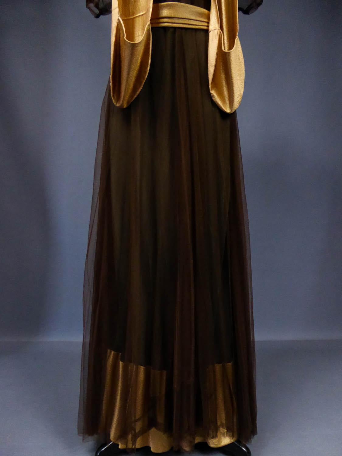 Women's French Evening Dress in Tulle net and Goffered Satin Silk Circa 1930/1940 For Sale