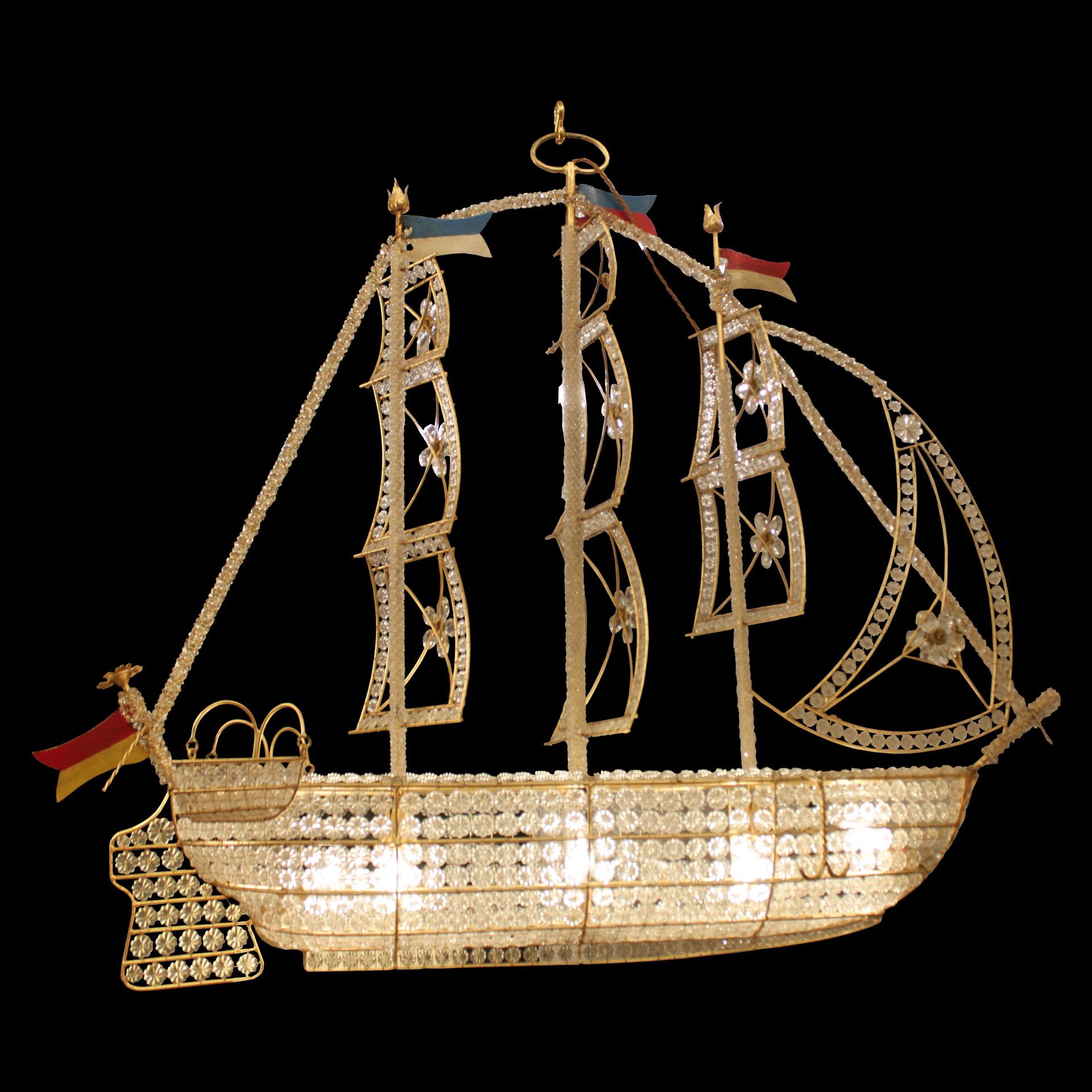 French exceptional ship chandelier in excellent condition and equipped with five lights. It has nine sails and two rescue boats hanging at the rear, four painted standards. The body hull is made of elegant glass flowers and small bids. the look of