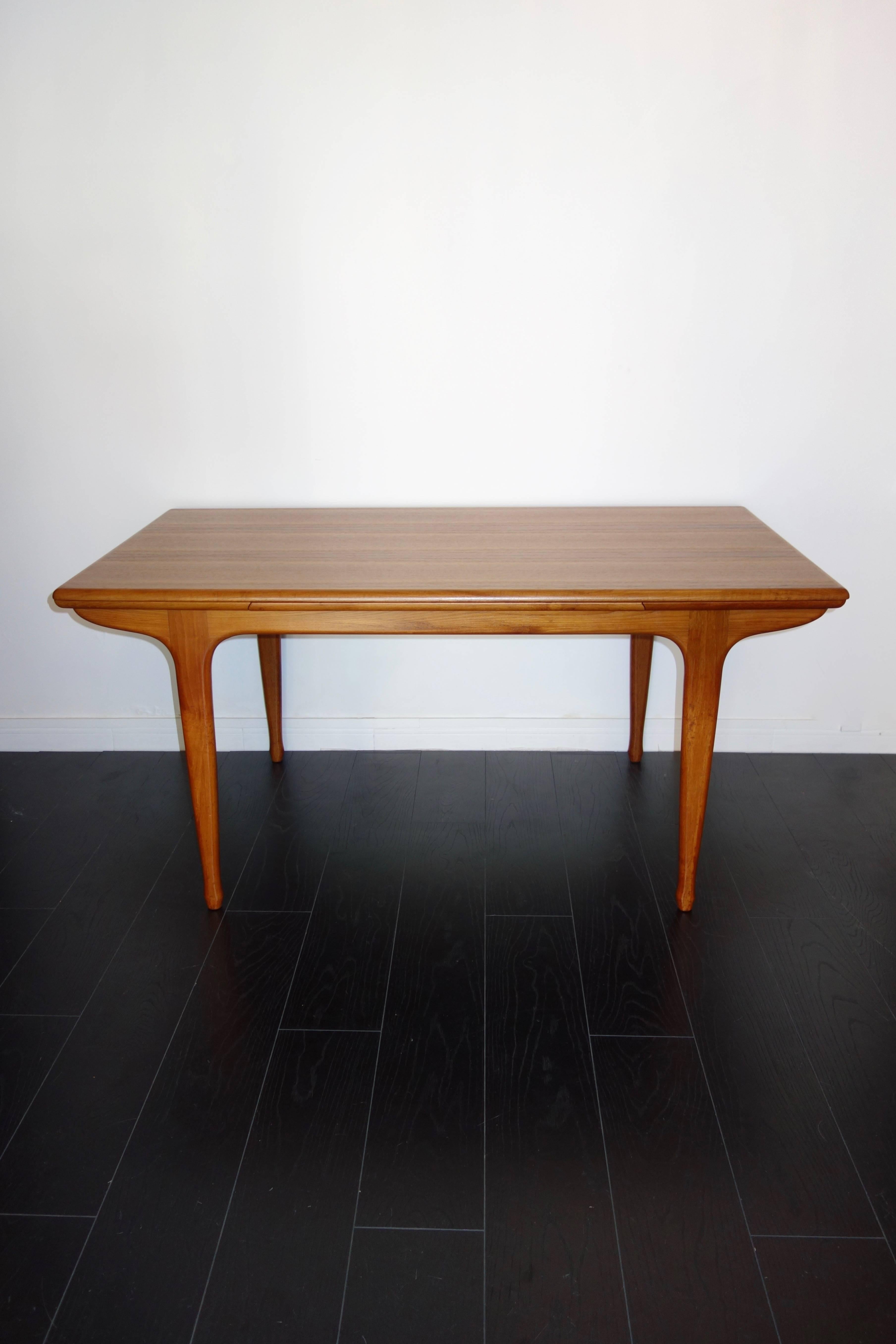 Dining table edited and manufactured by Meubles TV (Tricoire & Vecchione) in Paris in the 1960s. Scandinavian line, in teak, rounded edges, tapered legs and sliding extensions at the ends. Capacity from six to ten people. Beautiful quality of