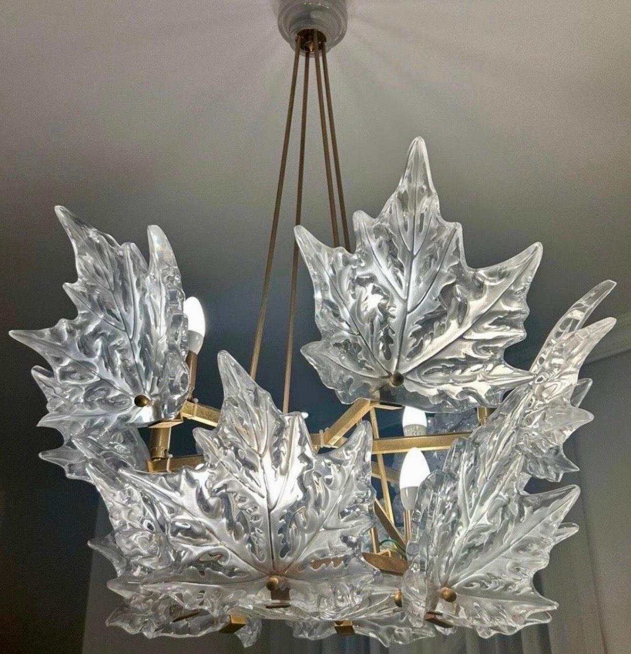 Questo elegante lampadario francese di Lalique, modello 