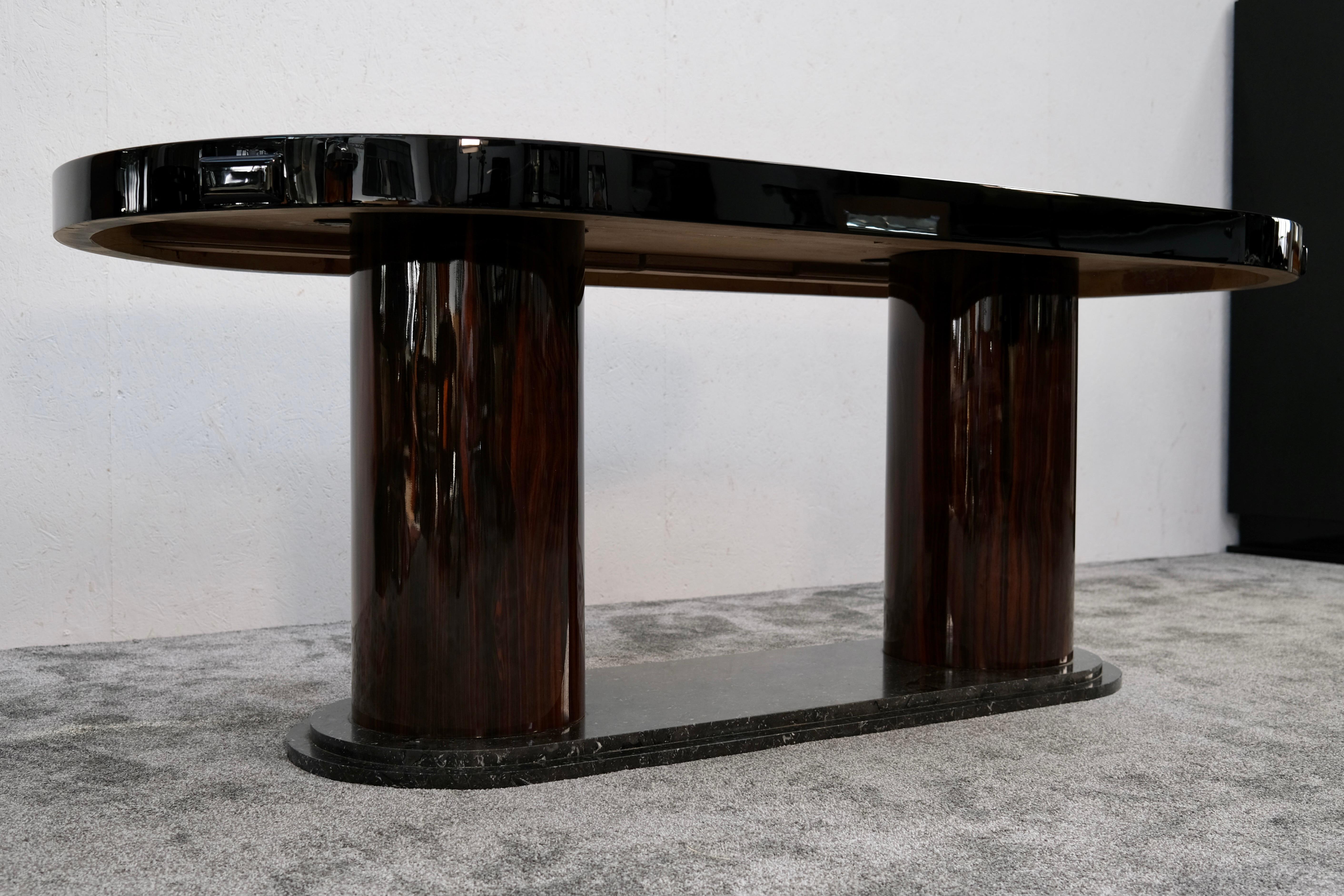 Mesa de comedor francesa Art Decó extensible en macasar y negro con mármol, años 30 en venta 5