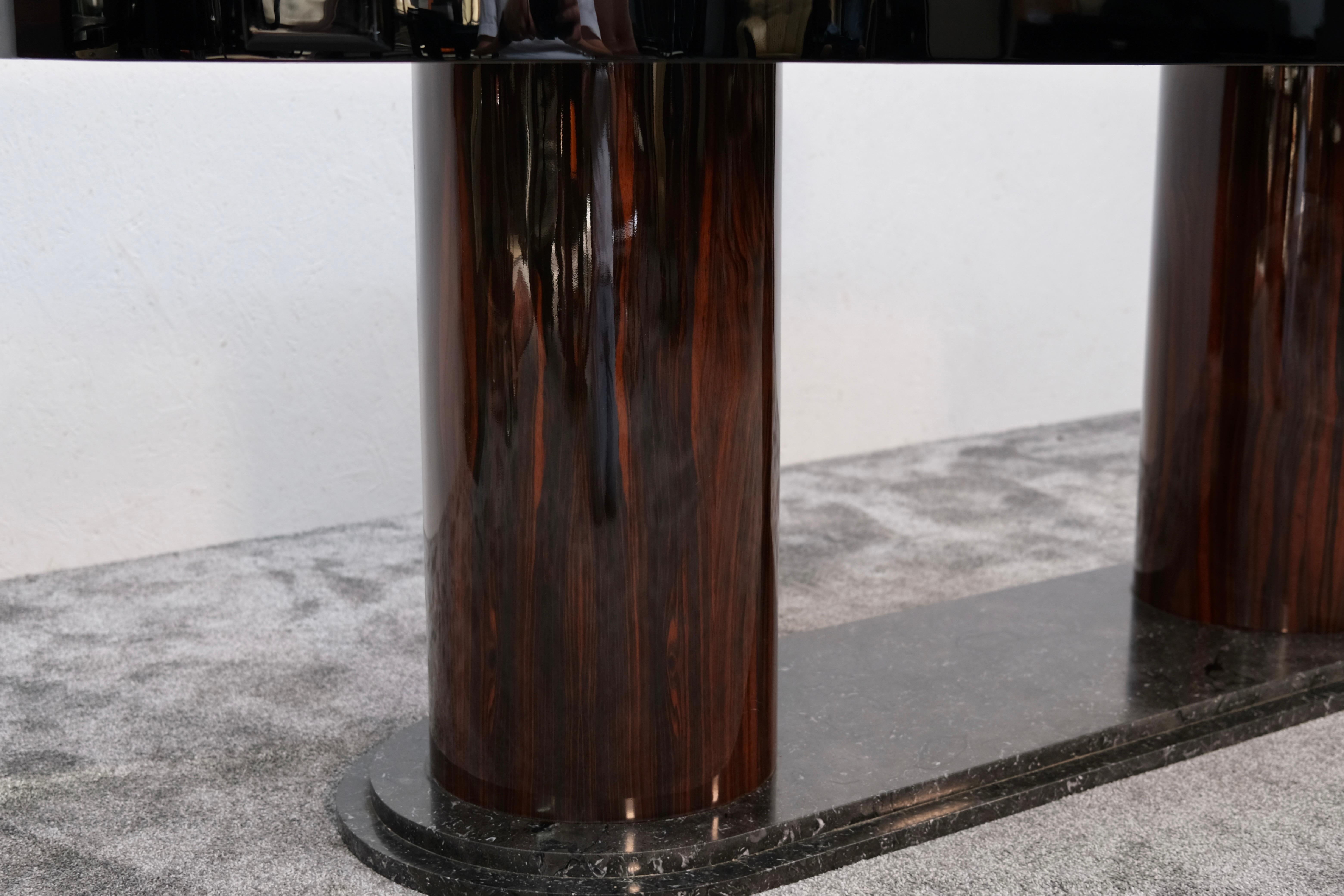 Mesa de comedor francesa Art Decó extensible en macasar y negro con mármol, años 30 en venta 7