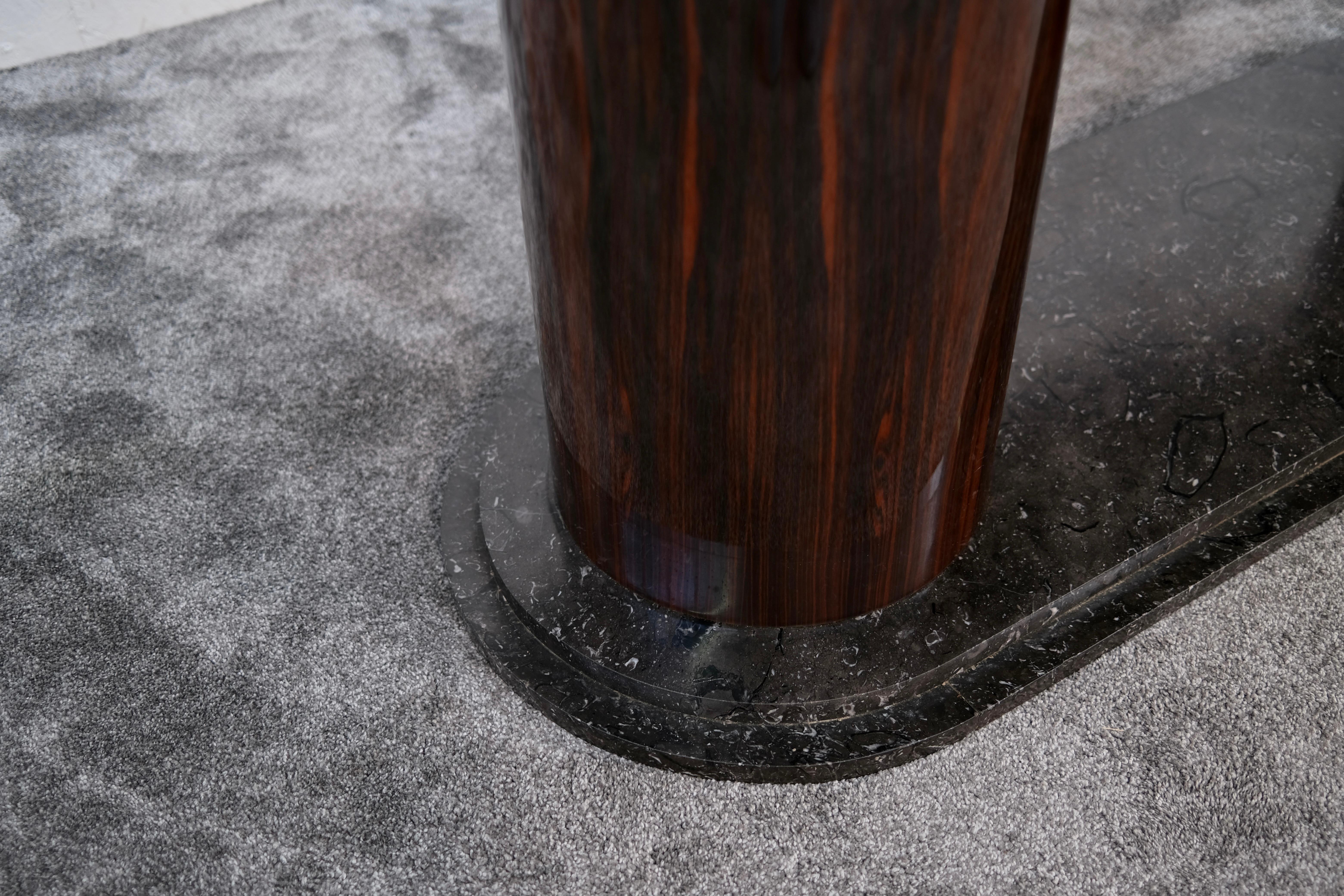 Mesa de comedor francesa Art Decó extensible en macasar y negro con mármol, años 30 en venta 9