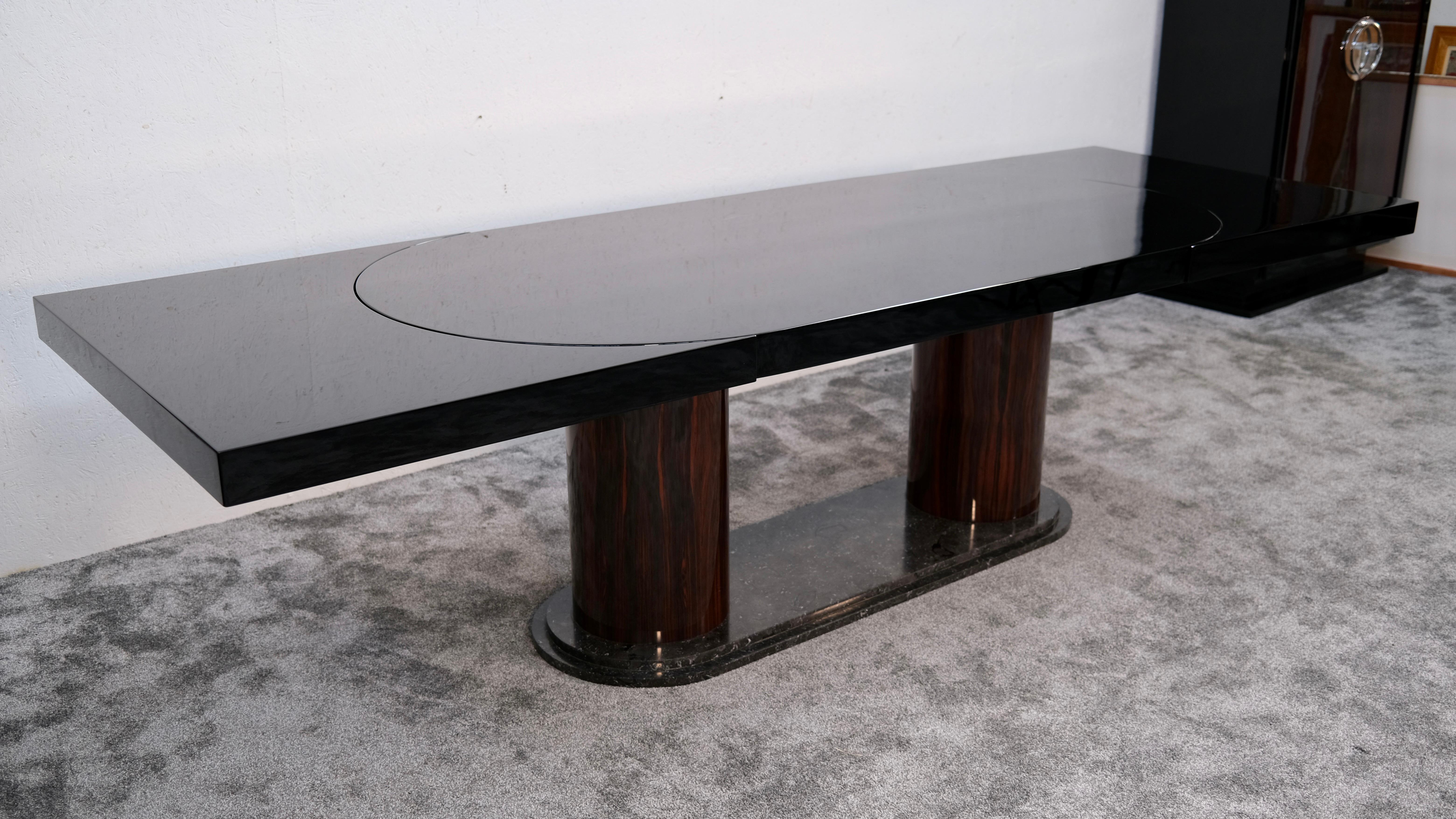 Mesa de comedor francesa Art Decó extensible en macasar y negro con mármol, años 30 mediados del siglo XX en venta