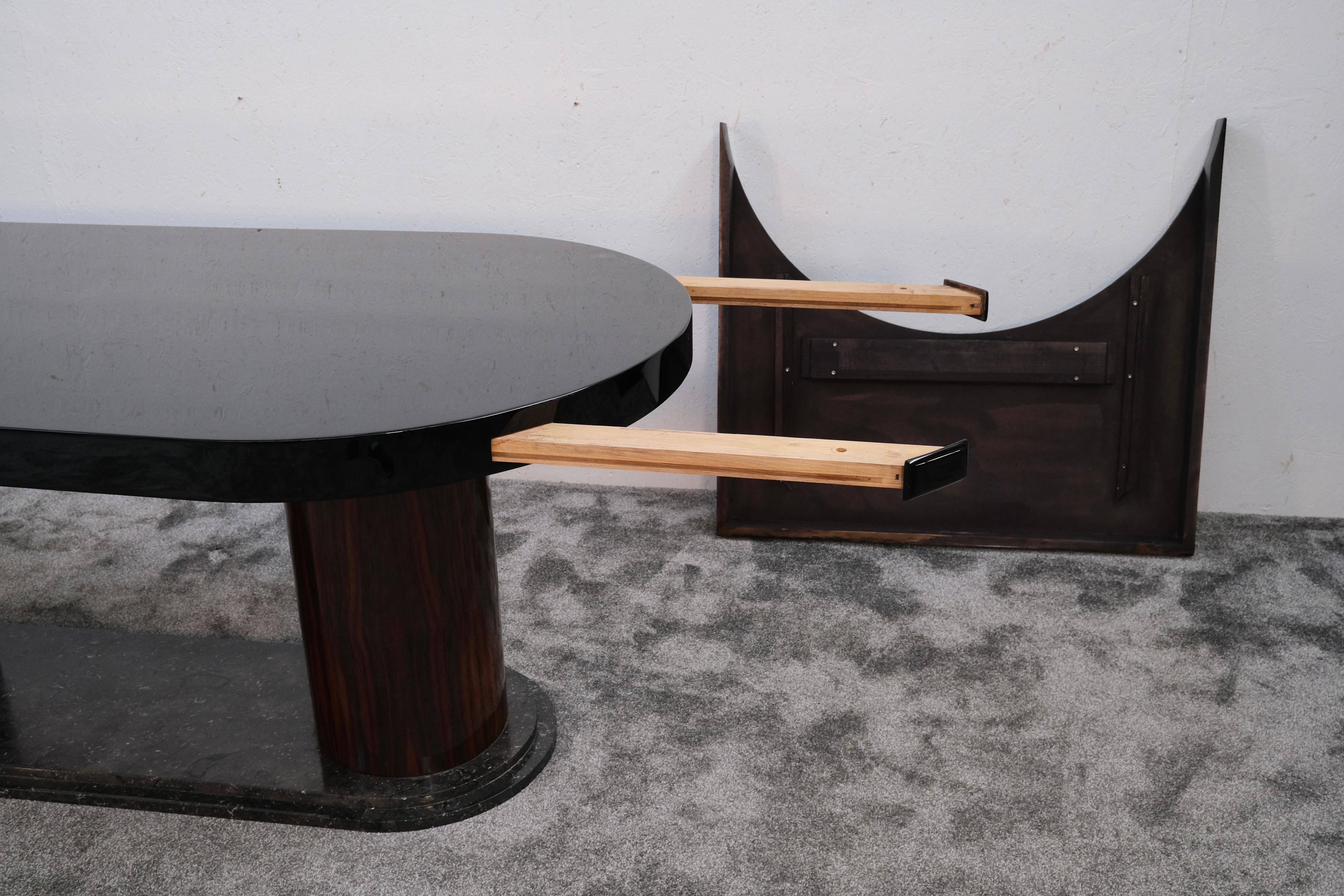 Mesa de comedor francesa Art Decó extensible en macasar y negro con mármol, años 30 en venta 2