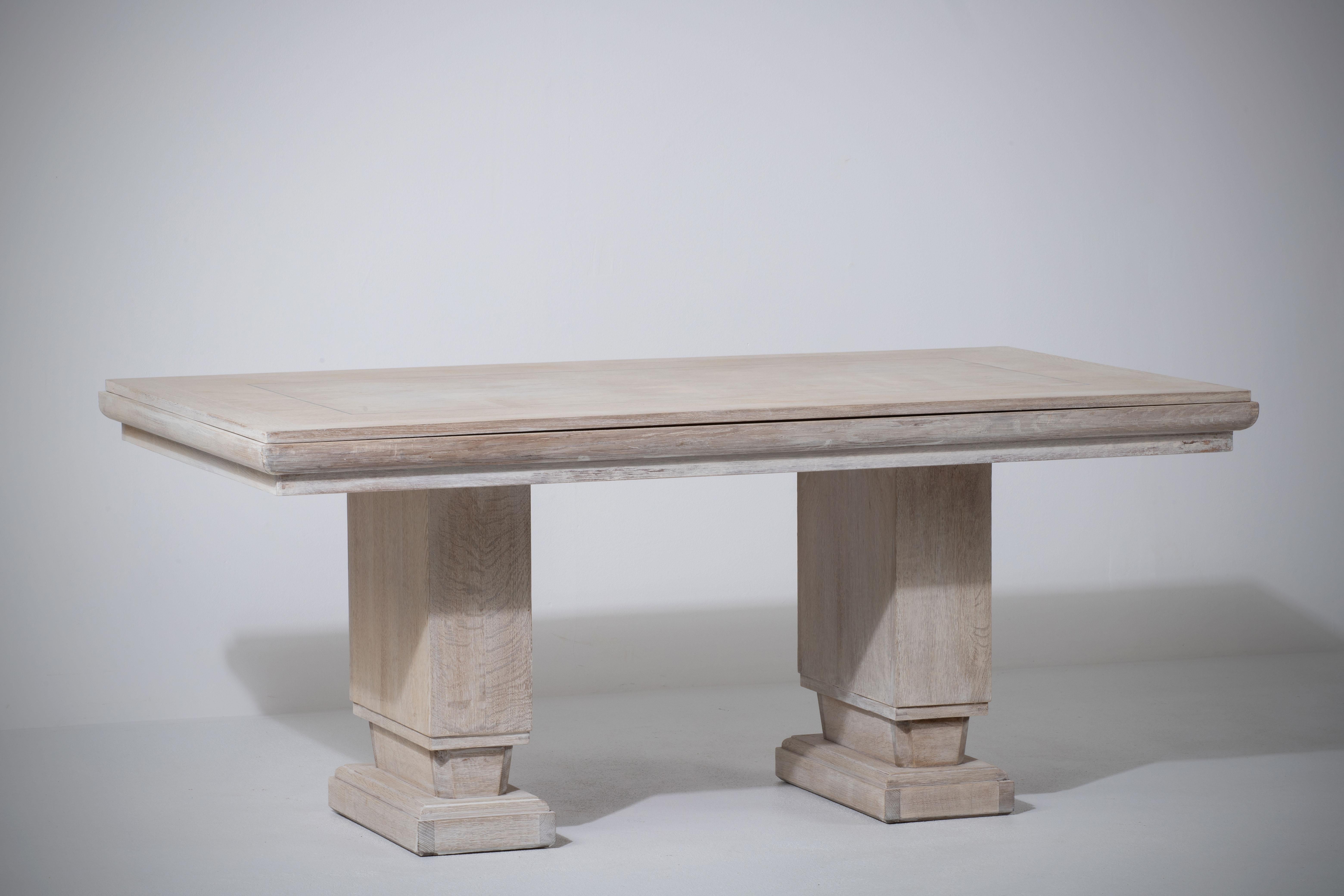 Ausziehbarer Art-déco-Tisch aus gekälktem Eichenholz, Dudouyt, 1940er Jahre im Angebot 1