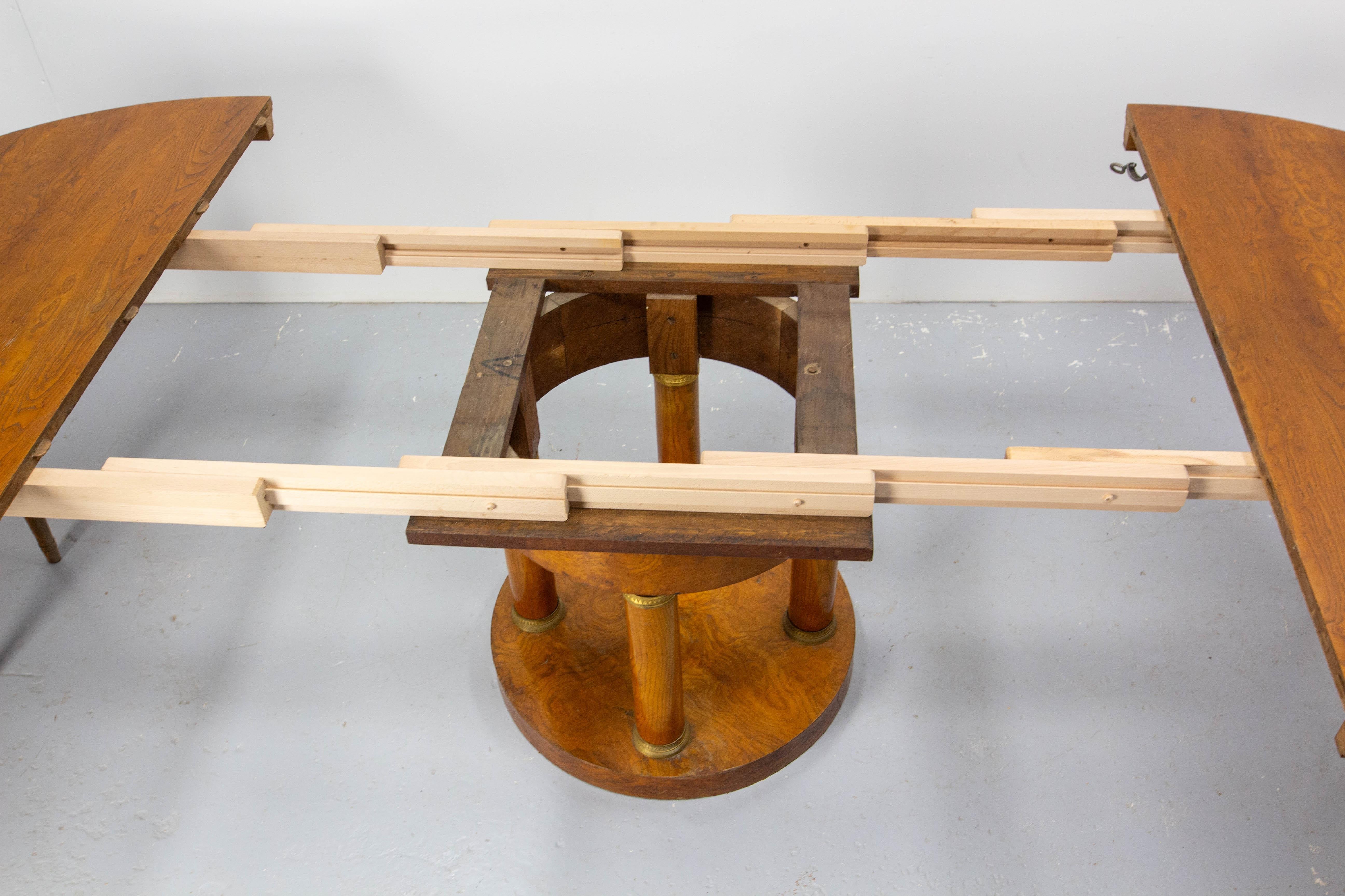 Table de salle à manger à rallonge, loupe d'orme et laiton, circa 1920 4