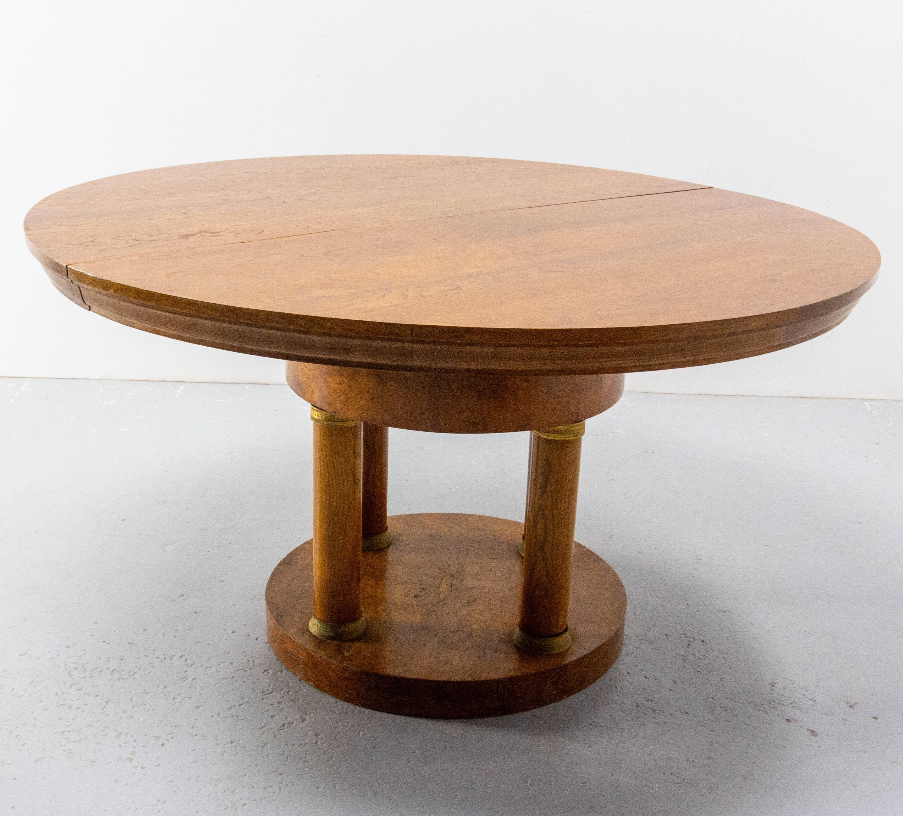 Table de salle à manger ronde, de style Empire, fabriquée en France vers 1920.
Loupe d'orme et laiton.
Cette table peut être rallongée jusqu'à 280 cm en ajoutant quatre rallonges. Comme vous pouvez le constater, les diapositives du tableau sont