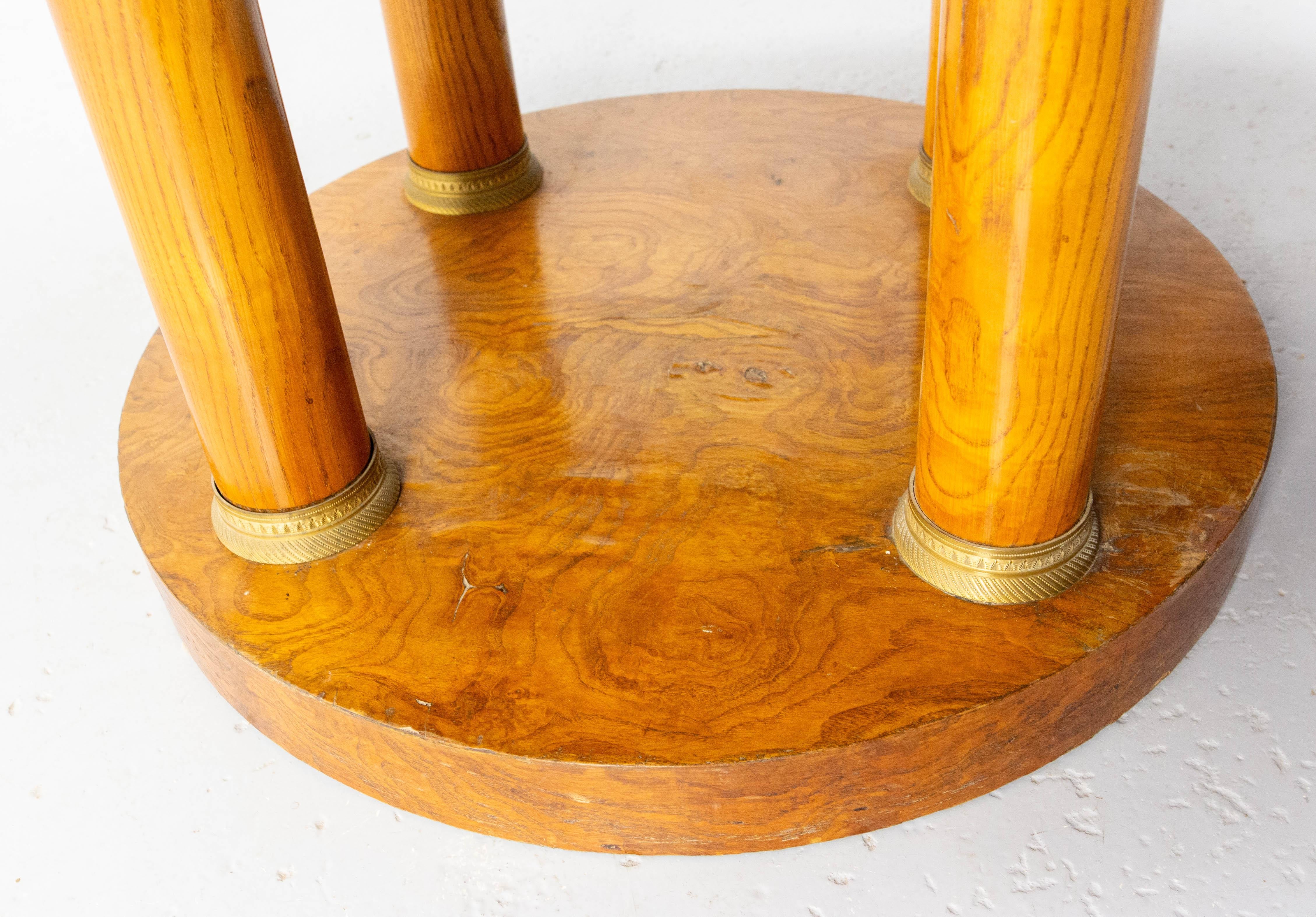 Français Table de salle à manger à rallonge, loupe d'orme et laiton, circa 1920