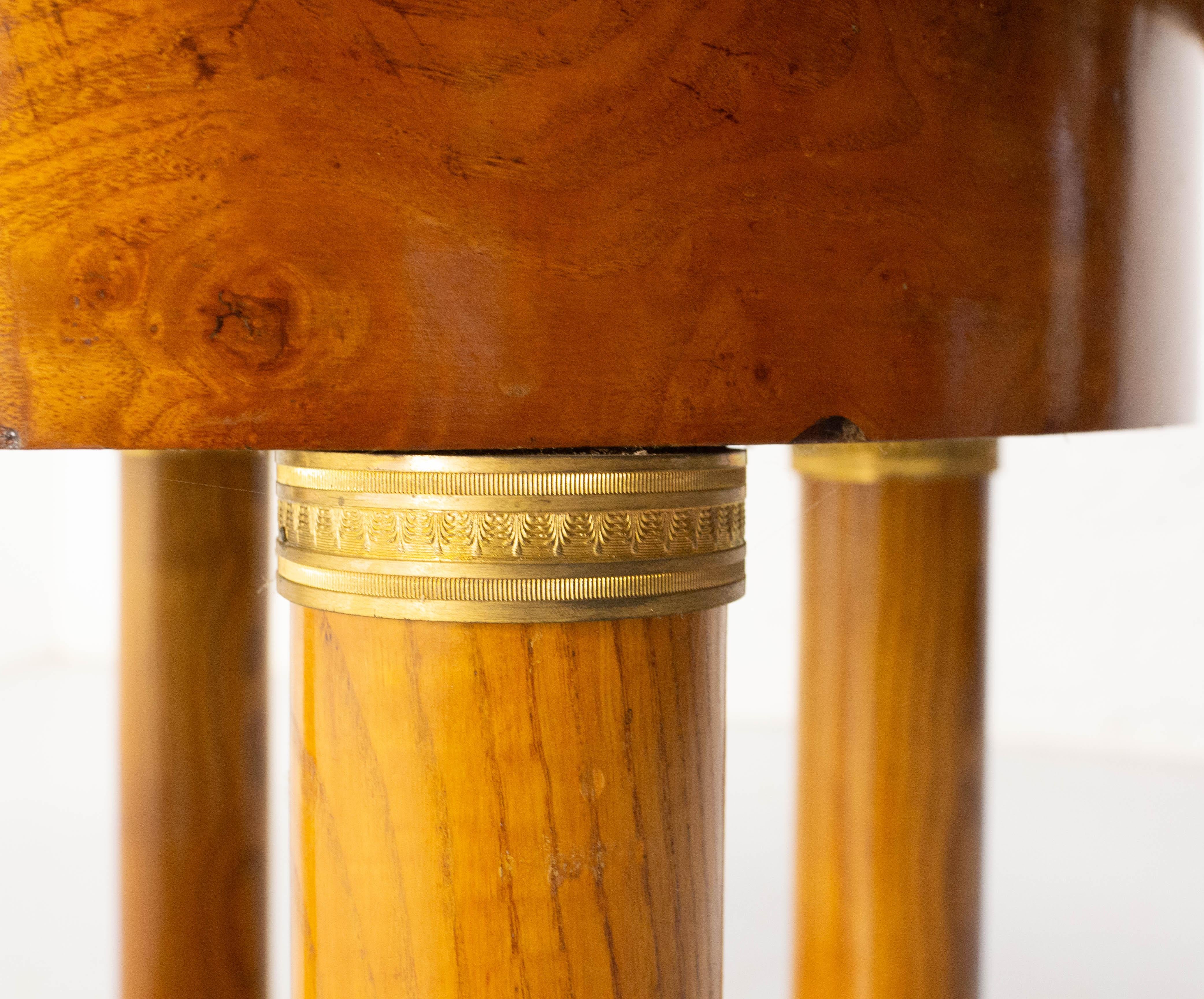 20ième siècle Table de salle à manger à rallonge, loupe d'orme et laiton, circa 1920