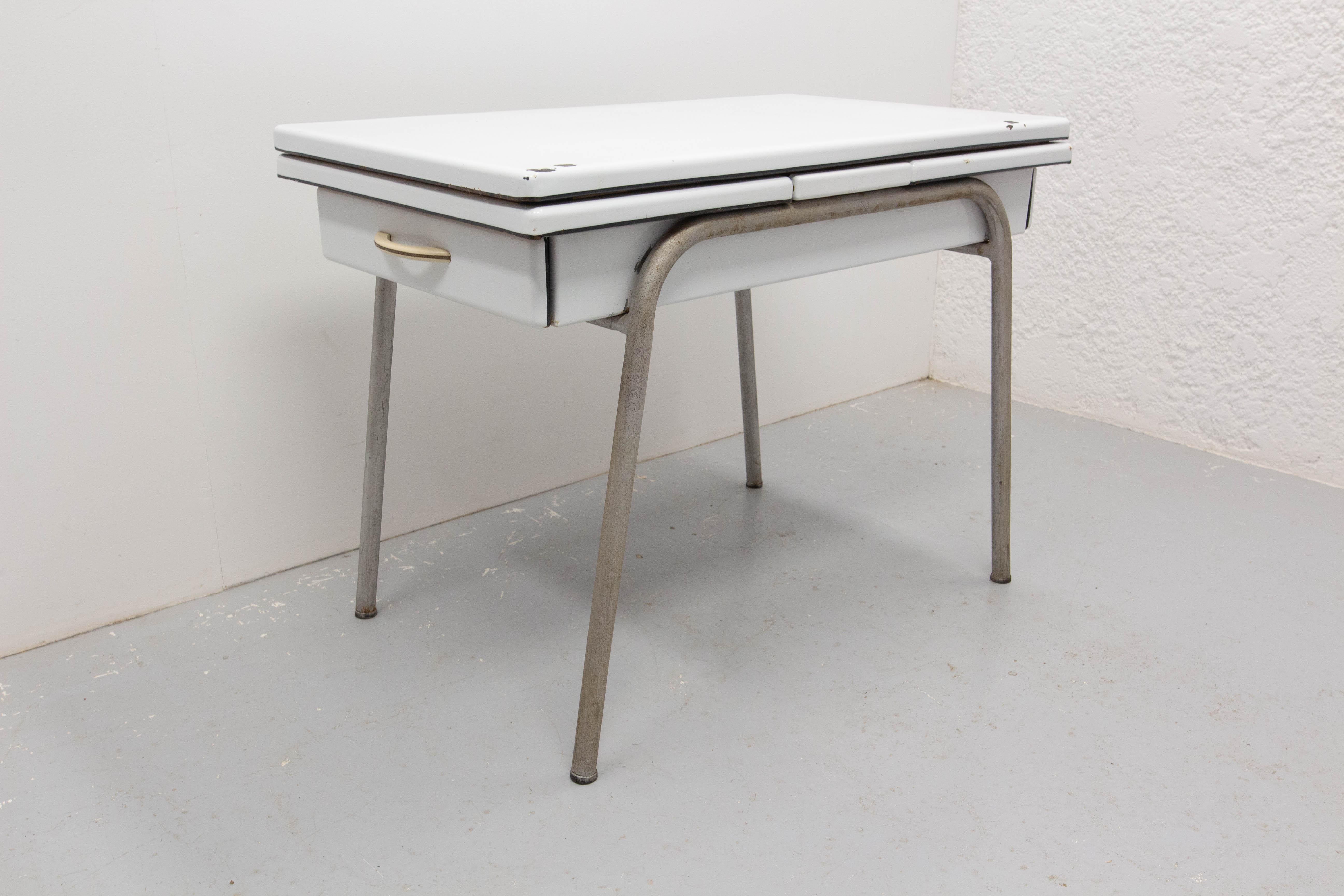 Typical of the 1950's kitchens, this french enamelled metal ans chrome table can be extented in case of last minute guests.

Dimension of the extended table: 70.08 in. (178 cm)
Good condition, few marks.

Shipping:
59 / 100 / 75 cm 40 kg
