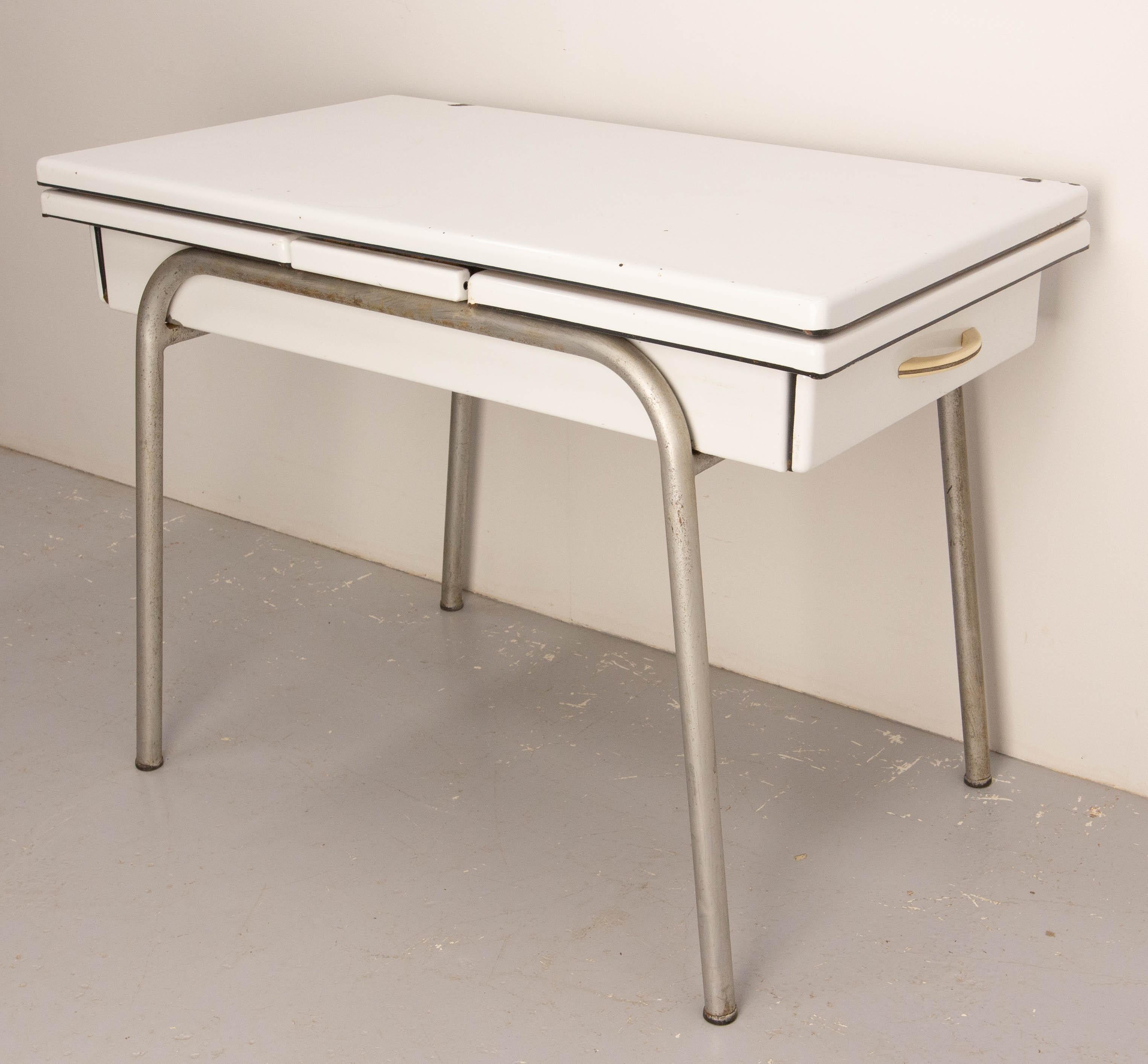 French Extending Dining Table Enamelled Metal & Chrome, circa 195 In Good Condition For Sale In Labrit, Landes