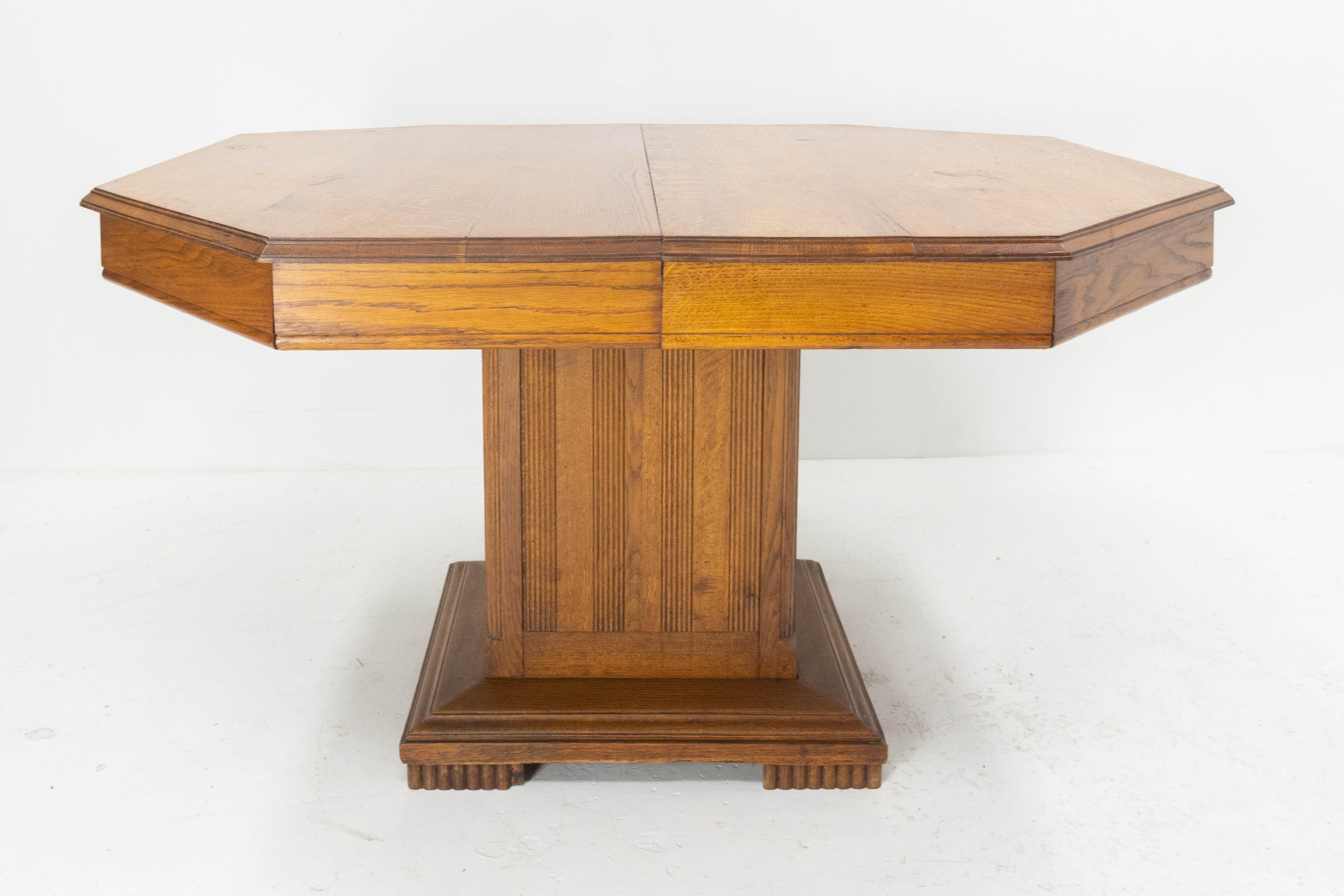 French dining table extendable on its square pedestal
Solid oak
Mid century
Dimension for the legs: 24.41 in. (62 cm)
Dimension when extended: 91.16 in. (229 cm)
Pedestal dimensions D 20.87 in. (53 cm) L 23.62 in. (60 cm) H 25.60 in. (65