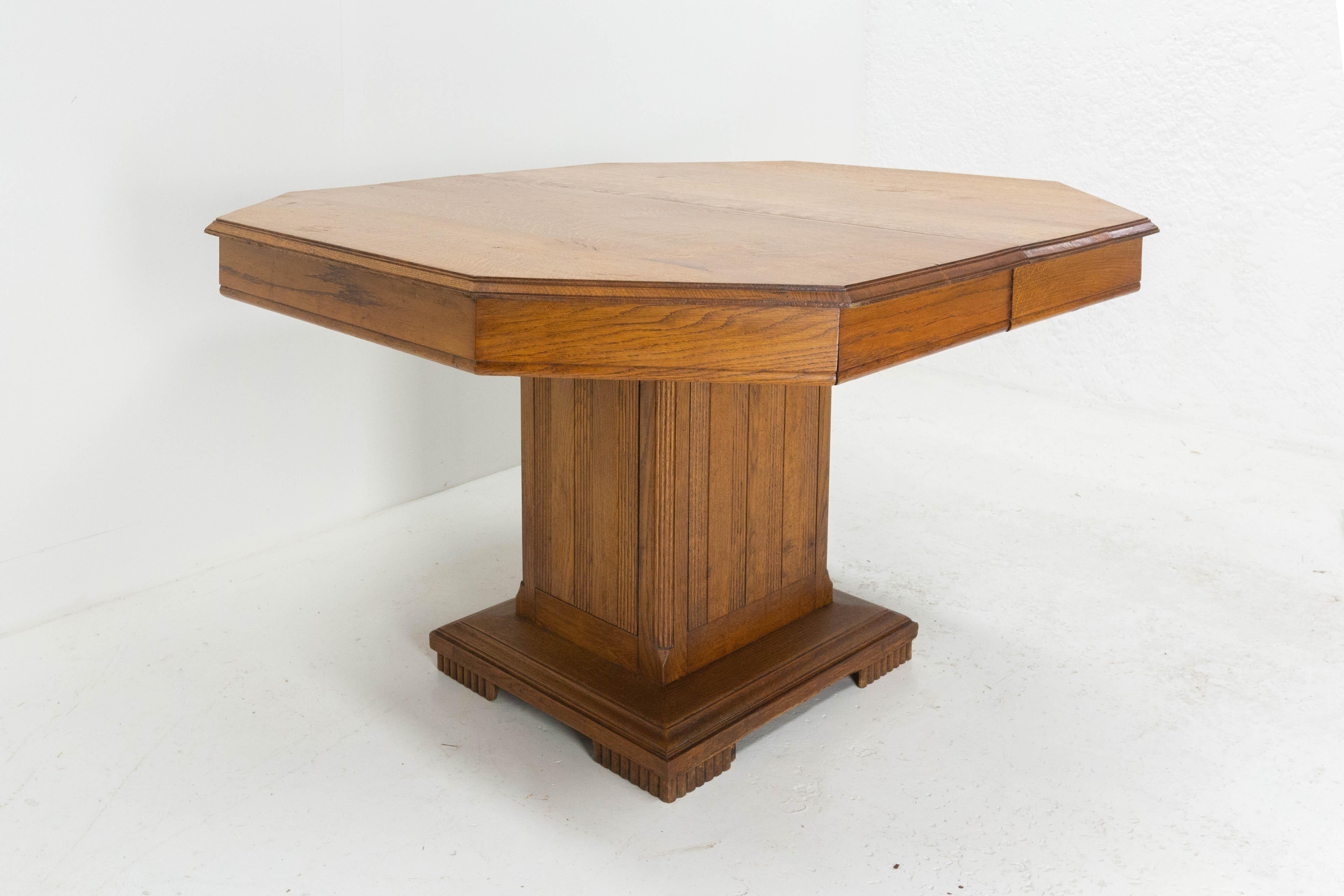 French Extending Dining Table Square Pedestal Oak, circa 1940 In Good Condition For Sale In Labrit, Landes