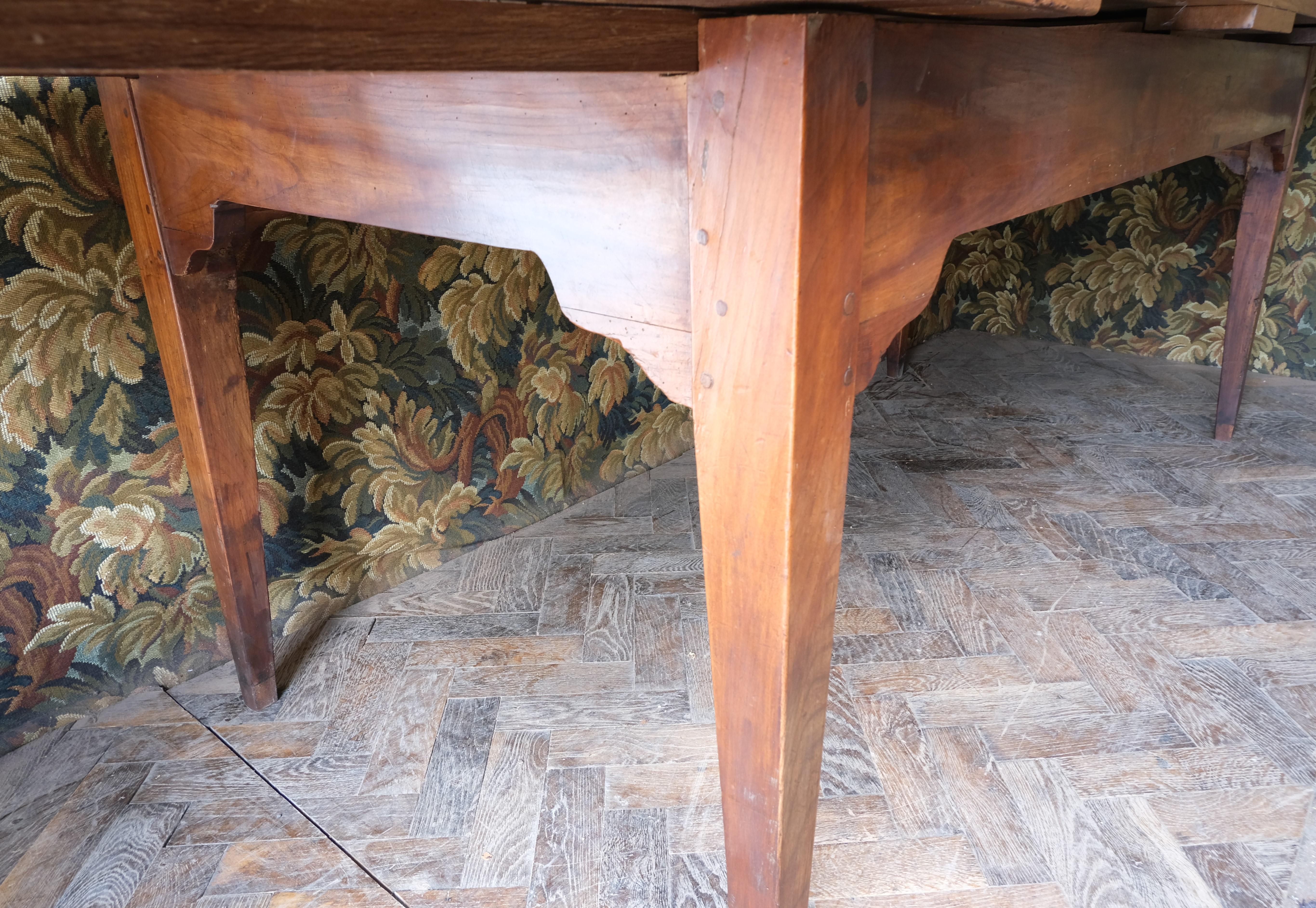 French Provincial French Extending farmhouse table For Sale