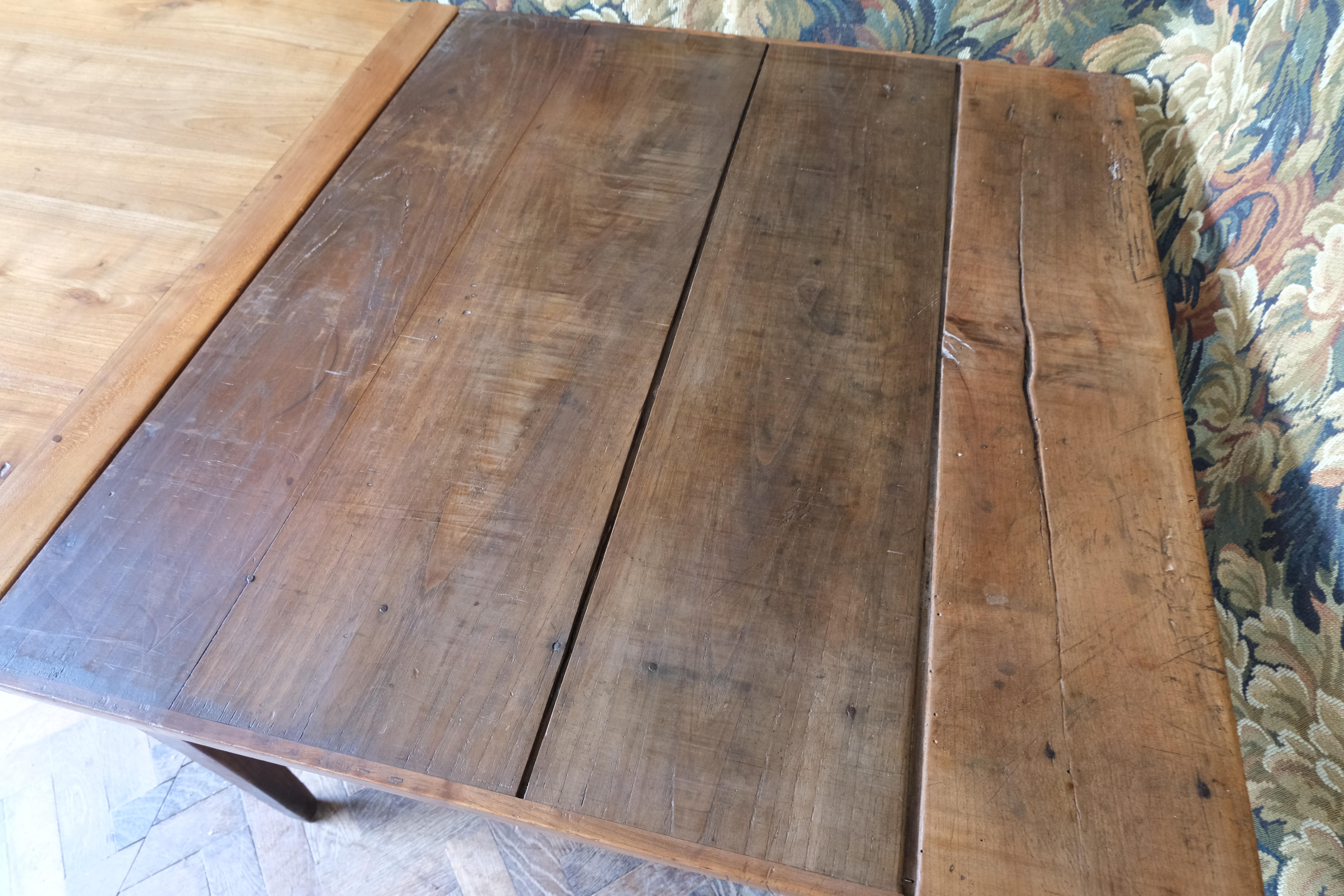 French Extending farmhouse table In Fair Condition For Sale In Cheltenham, GB