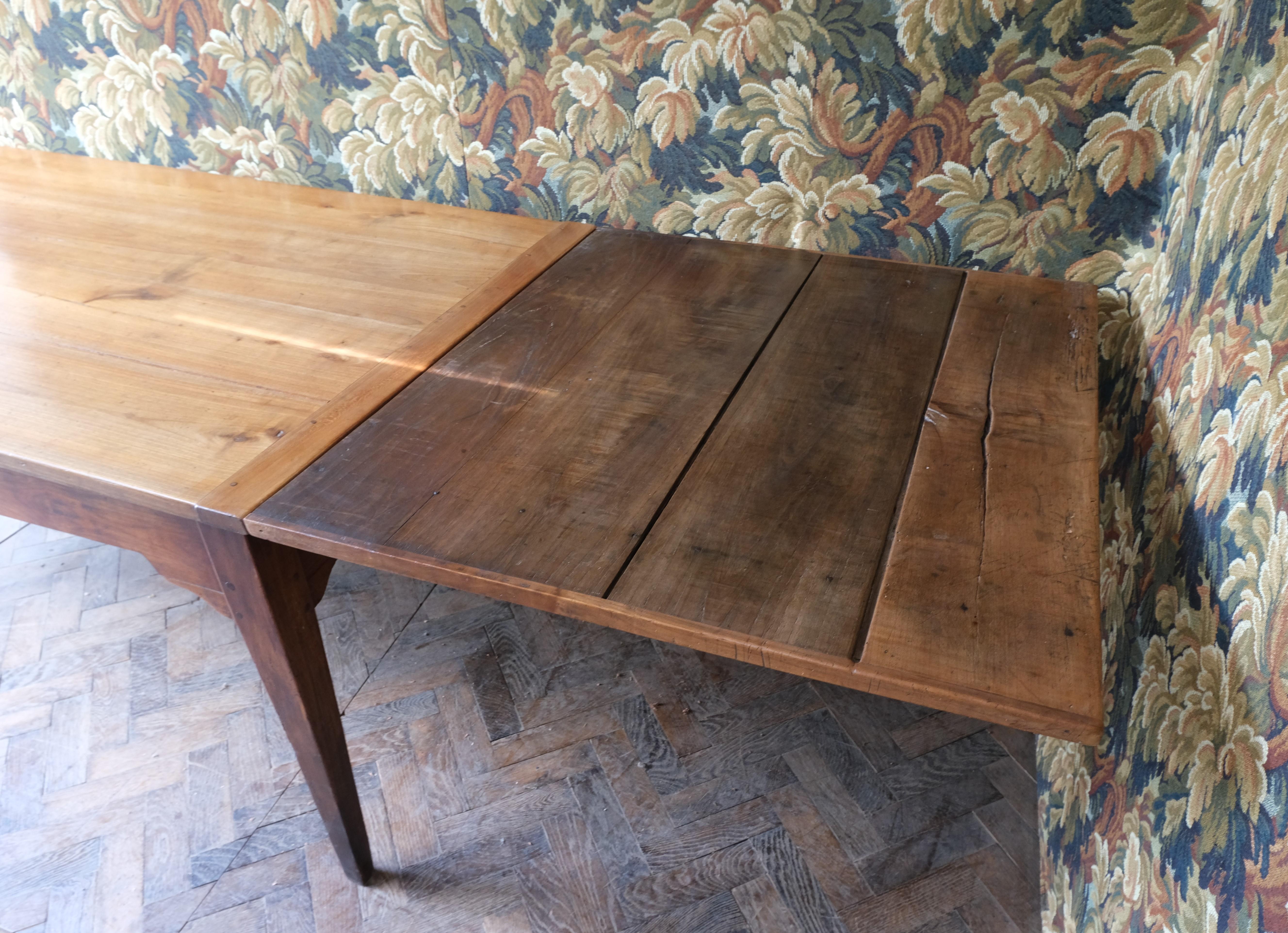 Mid-19th Century French Extending farmhouse table For Sale