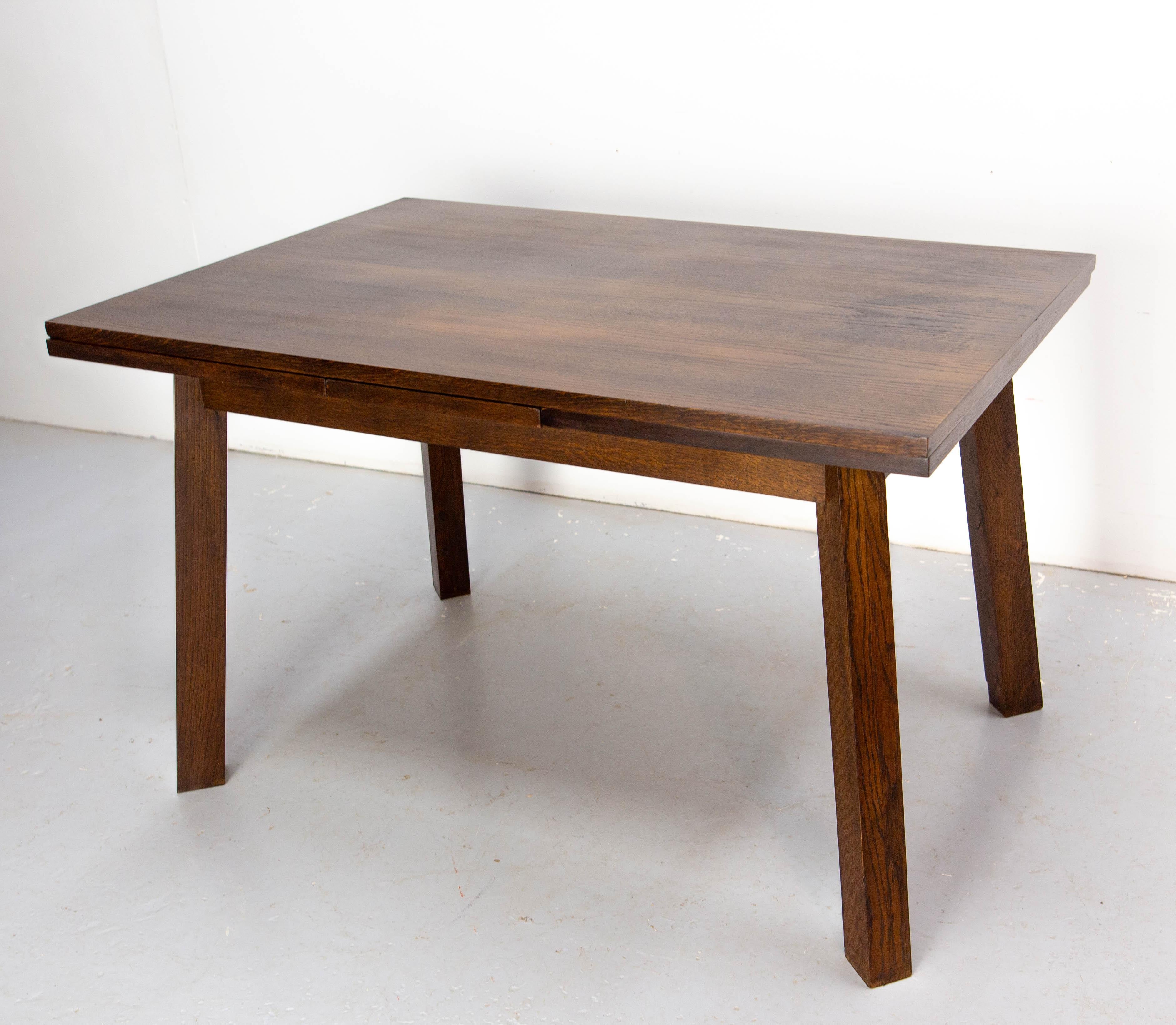 Esstisch, französisch, um 1940
Eichenholz
Zusammengeklappt misst der Tisch 120 cm (47.24 in.)
Guter Zustand

Versand:
120 / 73 / 81 cm 51 kg

