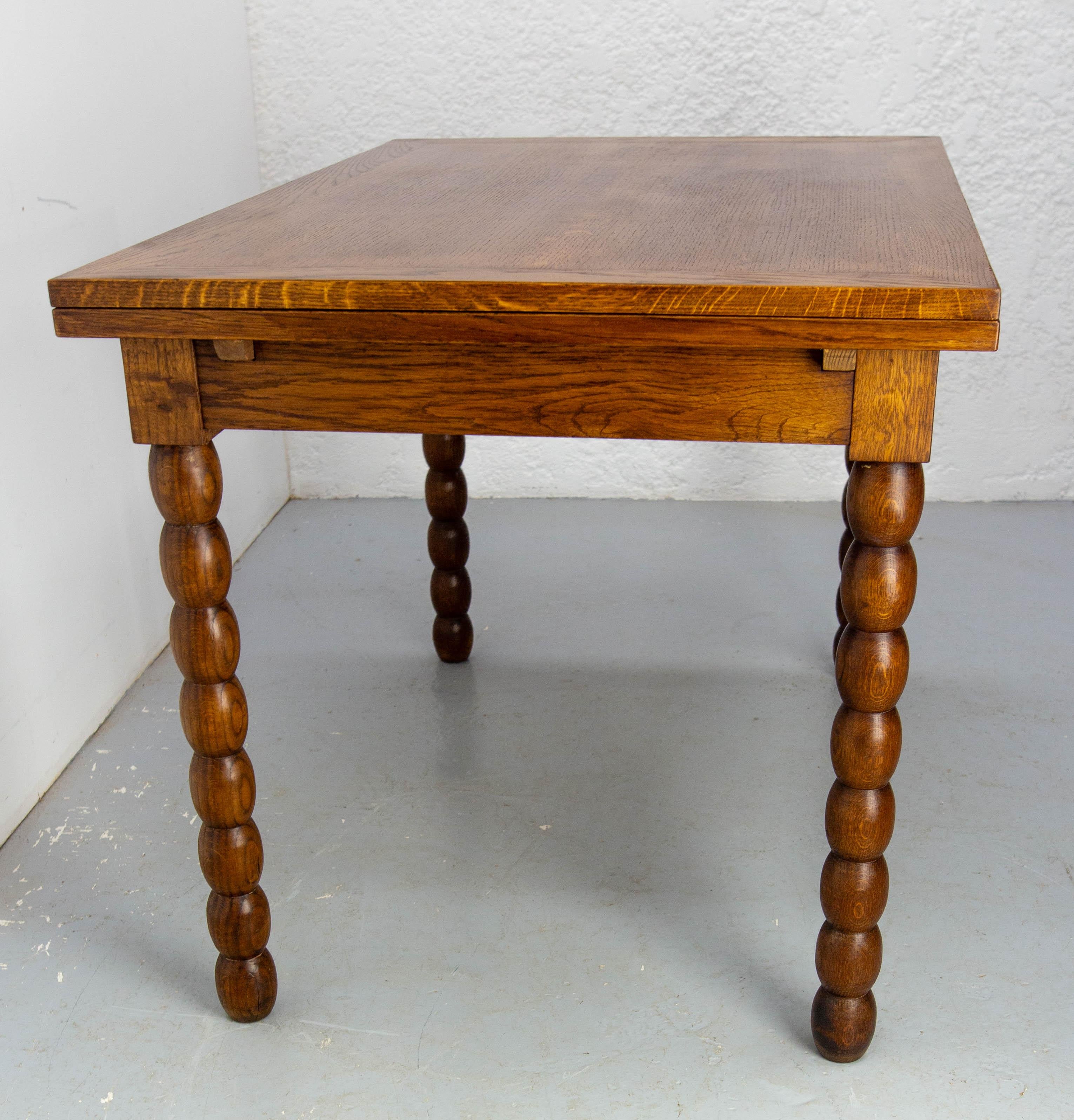 Table de salle à manger à rallonge en Oak Oak, pieds en chapelet, circa 1940 en vente 3