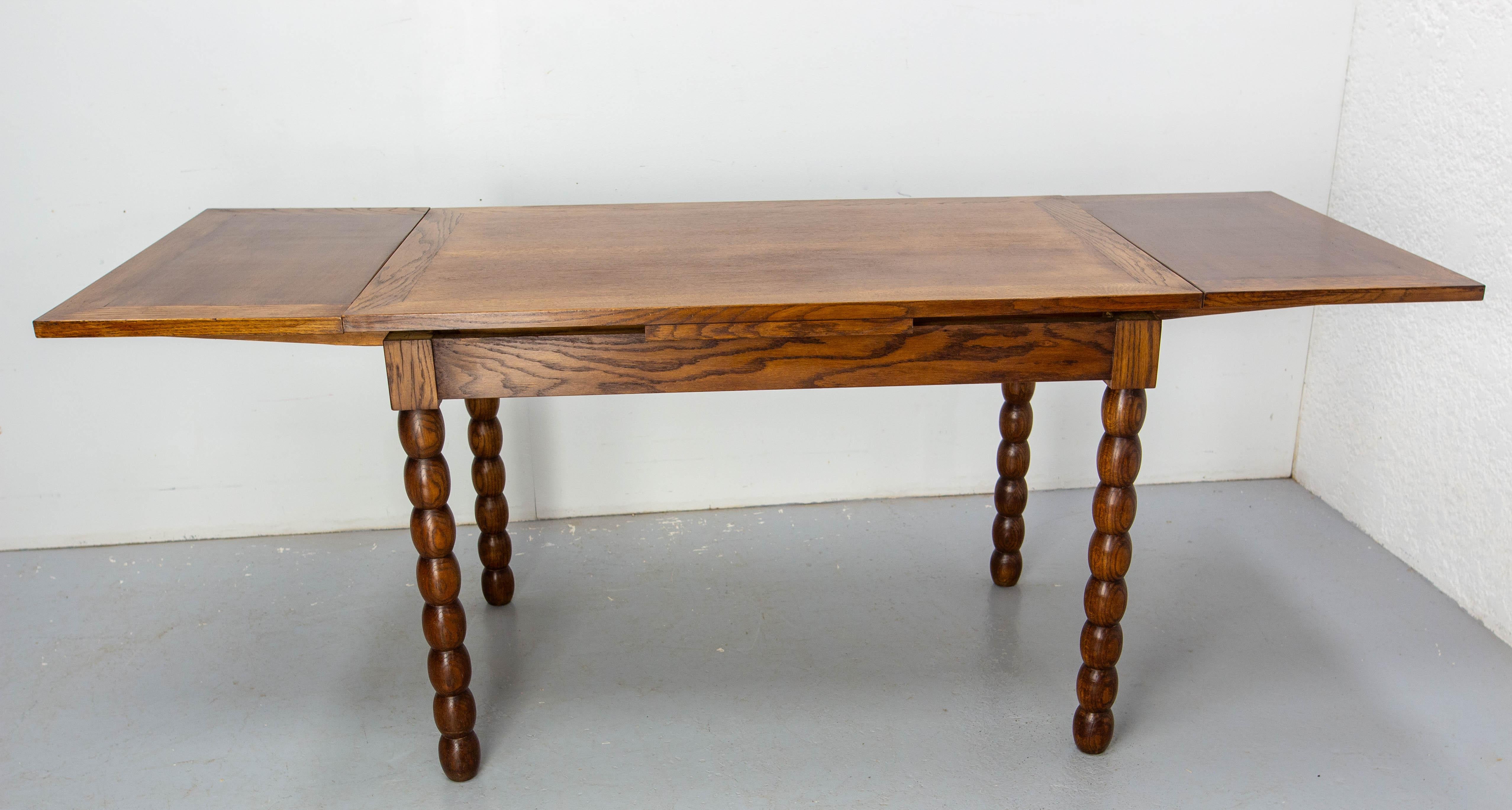 Table de salle à manger à rallonge en Oak Oak, pieds en chapelet, circa 1940 en vente 4