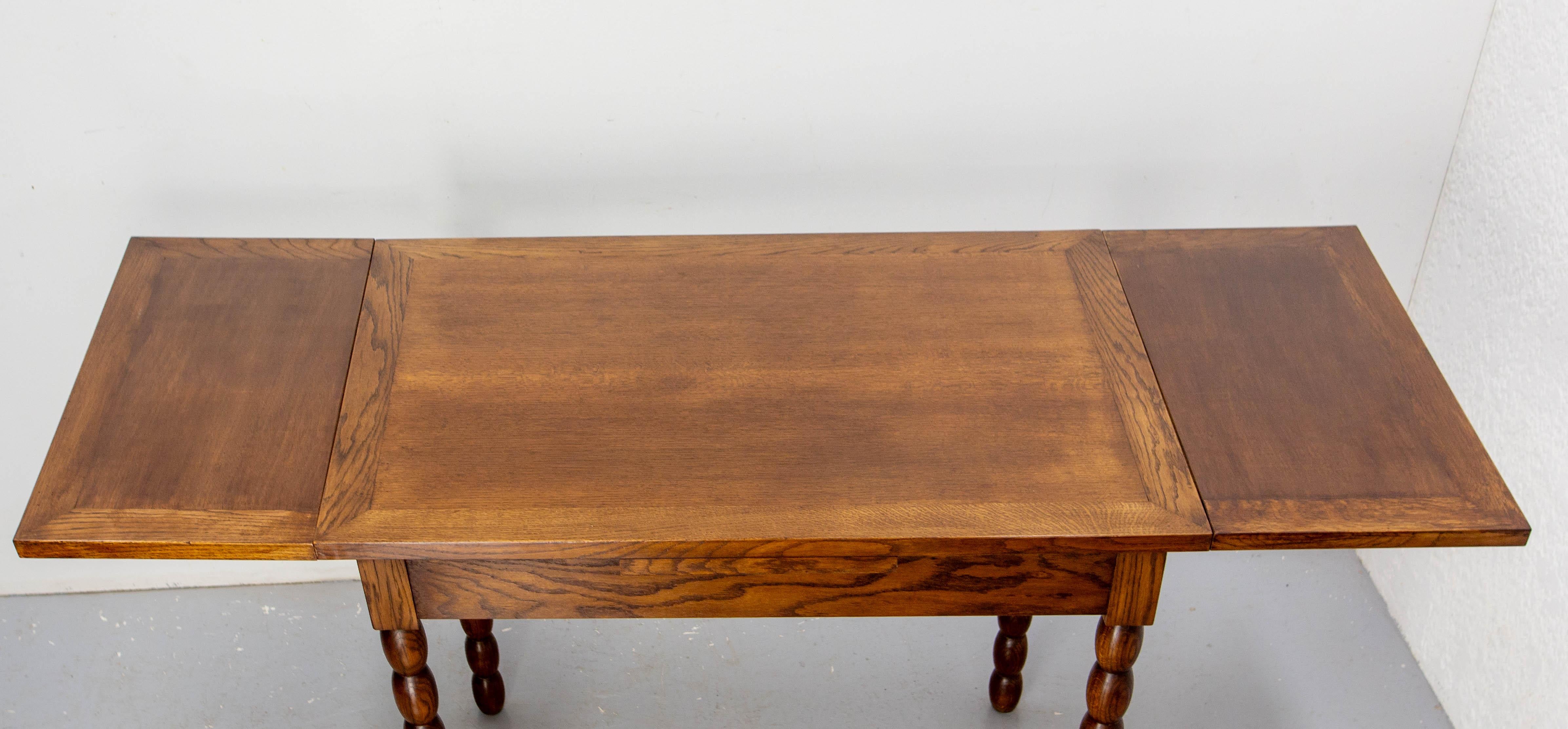 Table de salle à manger à rallonge en Oak Oak, pieds en chapelet, circa 1940 en vente 5