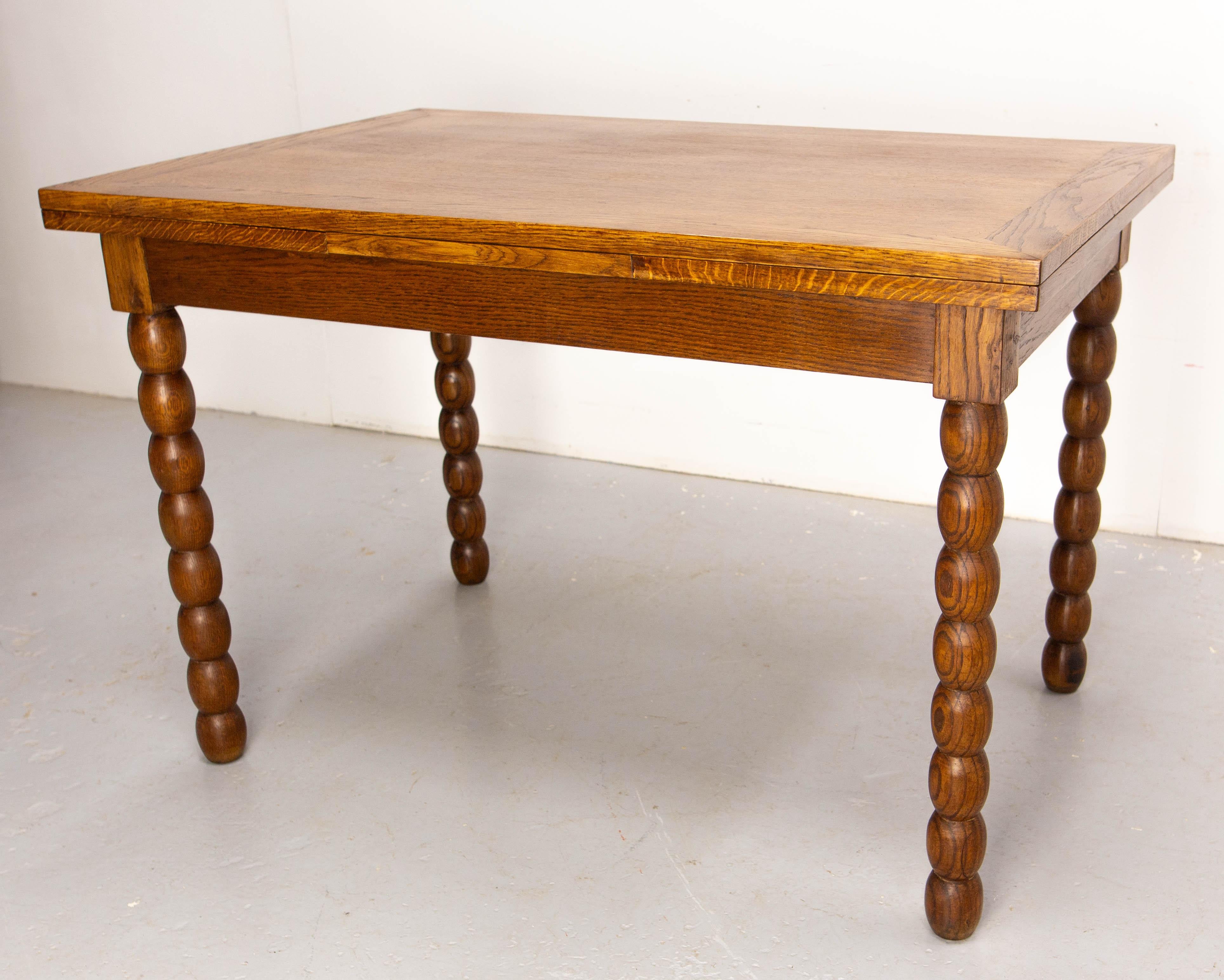 Table de salle à manger, française, vers 1940
Bois de chêne
Les pattes du rosaire sont une forme utilisée par Charles Dudouyt.

Une fois pliée, la table mesure 120 cm.
Bon état

Expédition :
120 / 79 / 80 cm 36.4 kg
