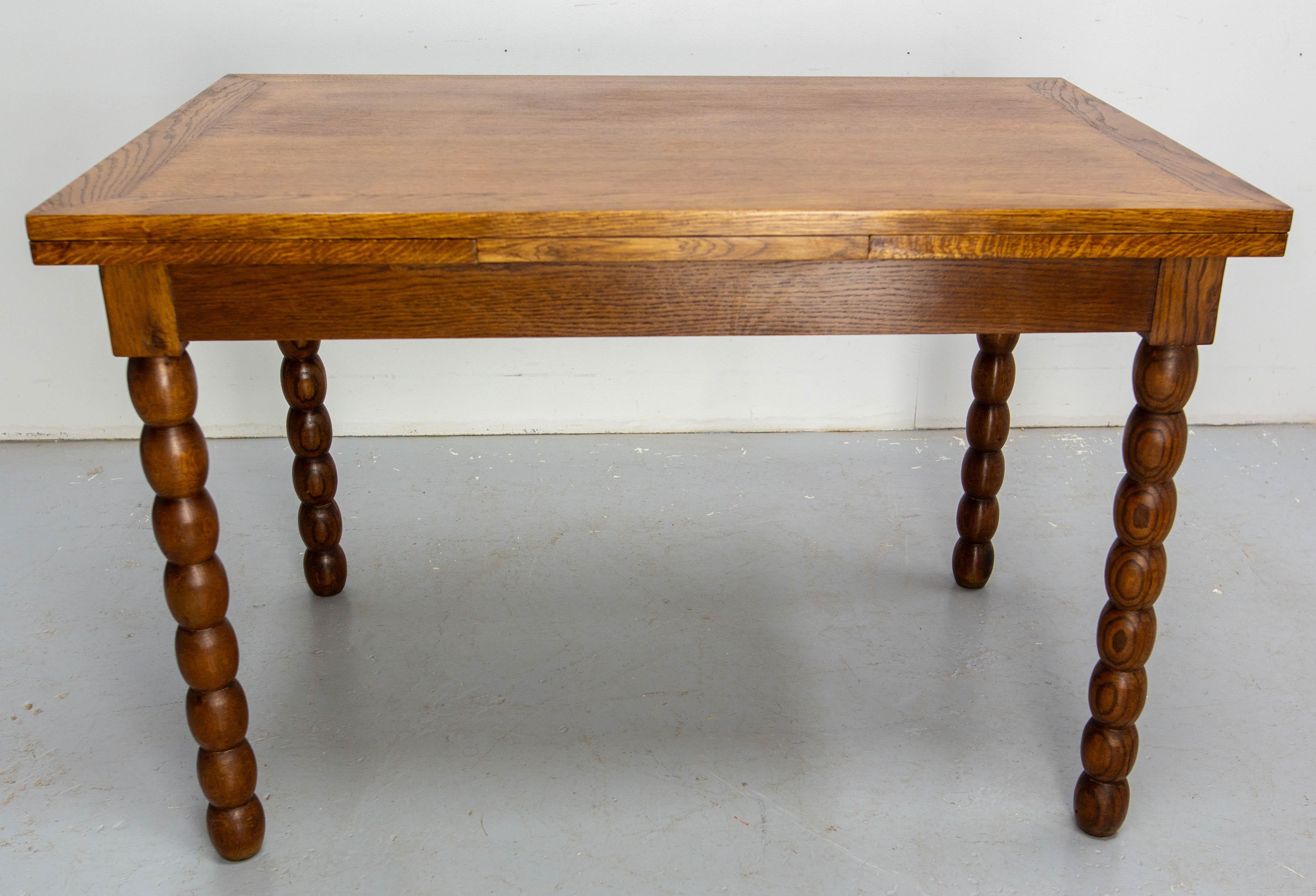 Mid-Century Modern Table de salle à manger à rallonge en Oak Oak, pieds en chapelet, circa 1940 en vente