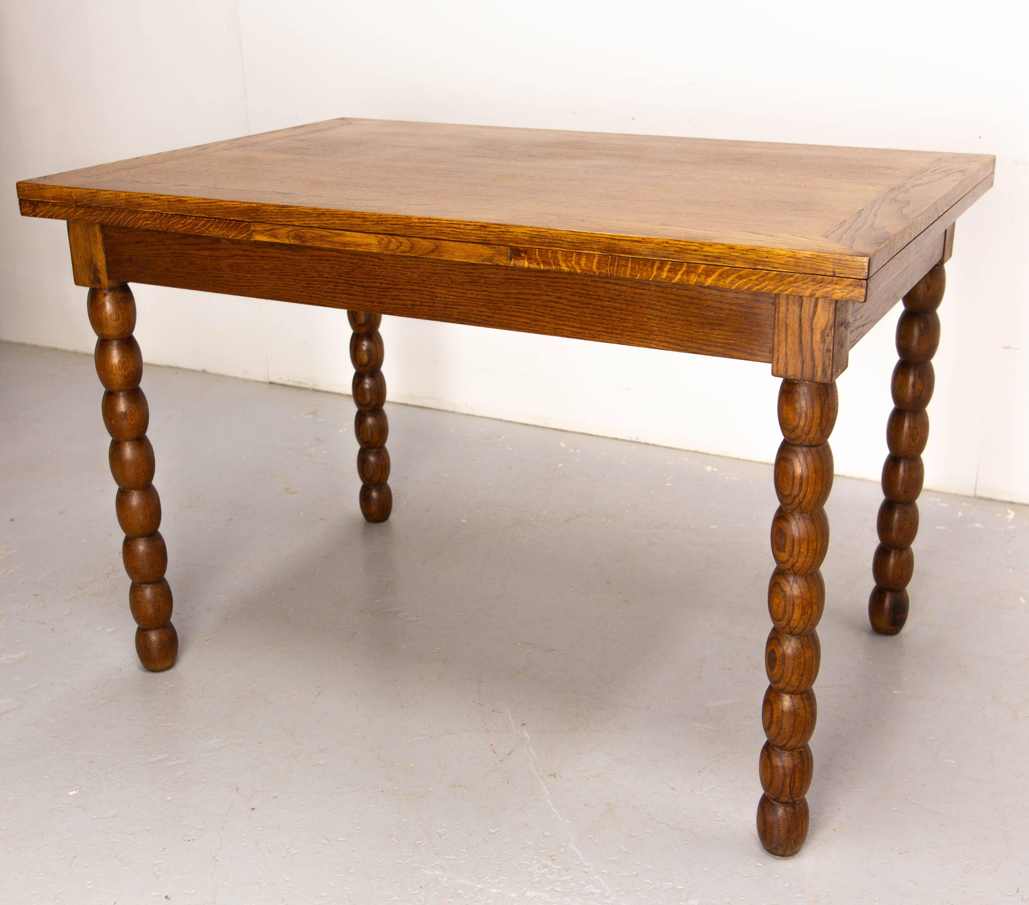 Français Table de salle à manger à rallonge en Oak Oak, pieds en chapelet, circa 1940 en vente
