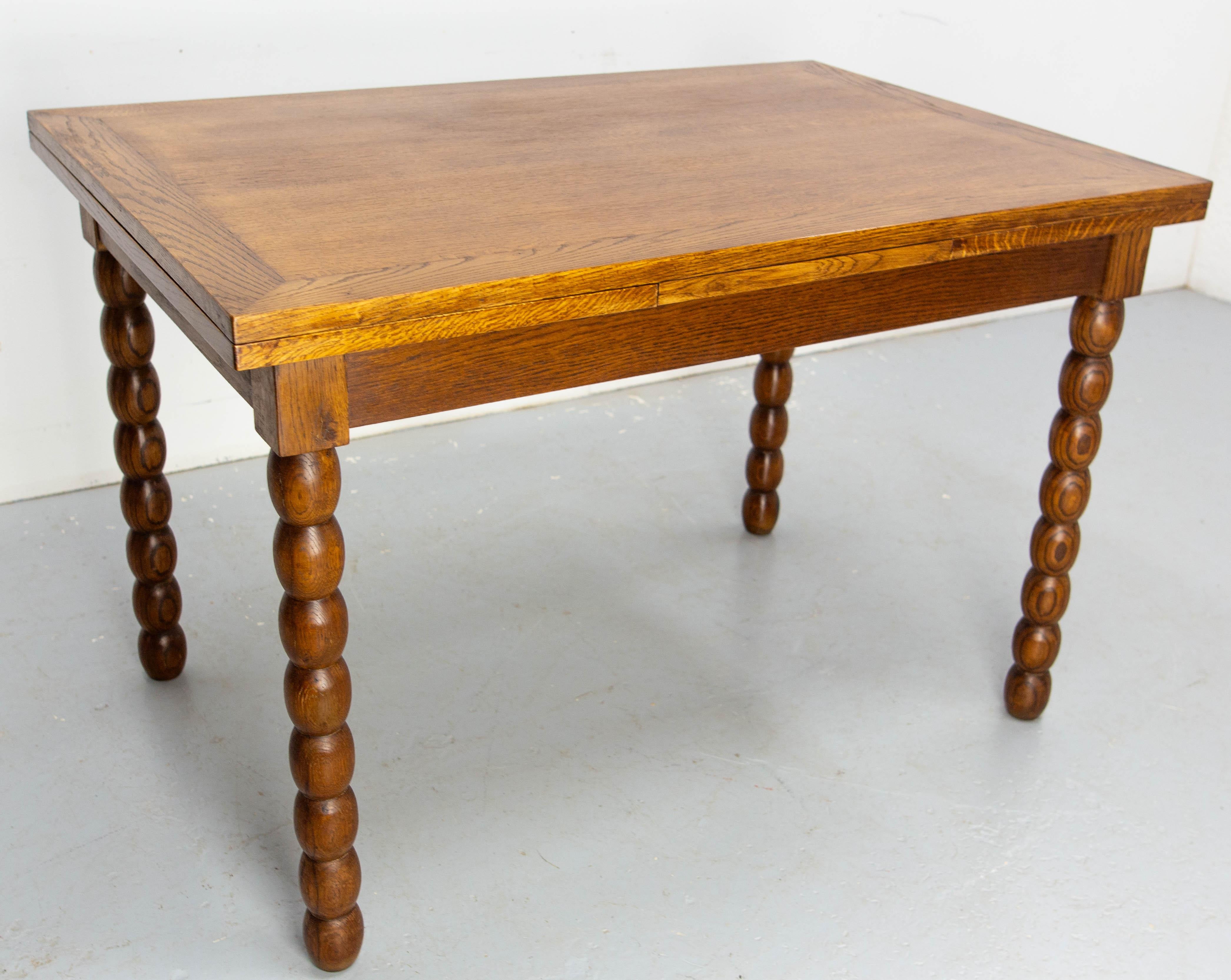 Table de salle à manger à rallonge en Oak Oak, pieds en chapelet, circa 1940 Bon état - En vente à Labrit, Landes