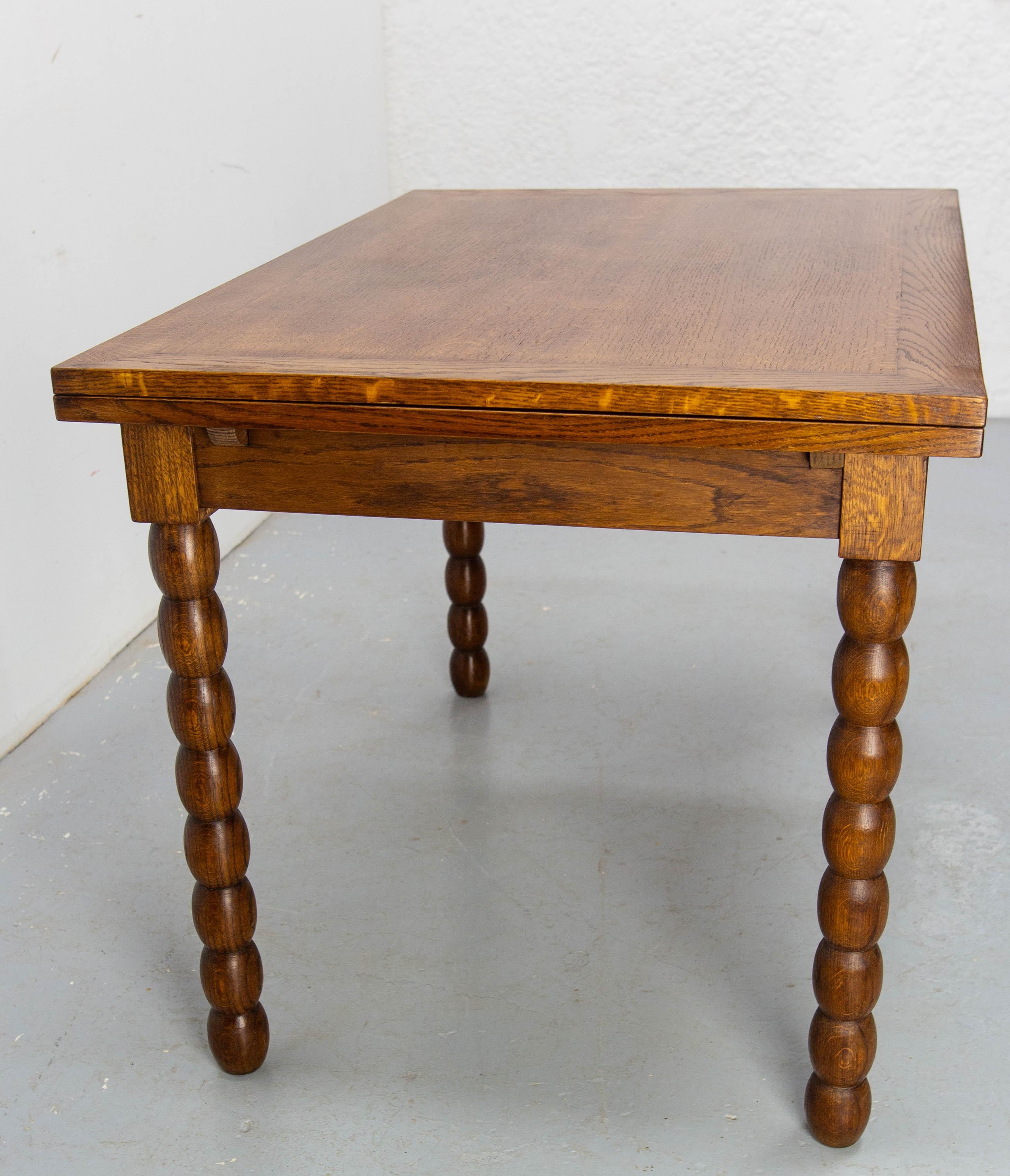 Milieu du XXe siècle Table de salle à manger à rallonge en Oak Oak, pieds en chapelet, circa 1940 en vente