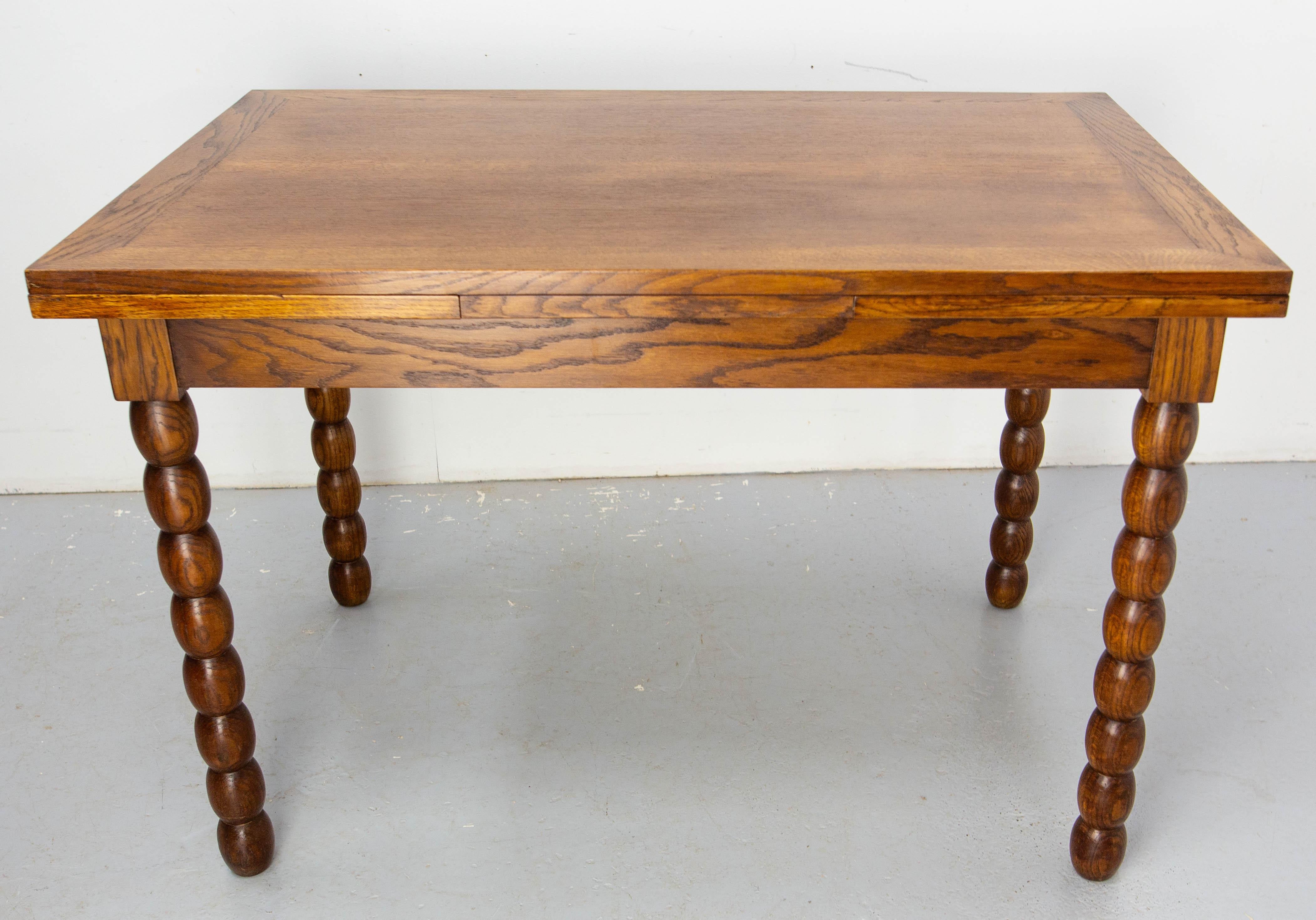 Chêne Table de salle à manger à rallonge en Oak Oak, pieds en chapelet, circa 1940 en vente