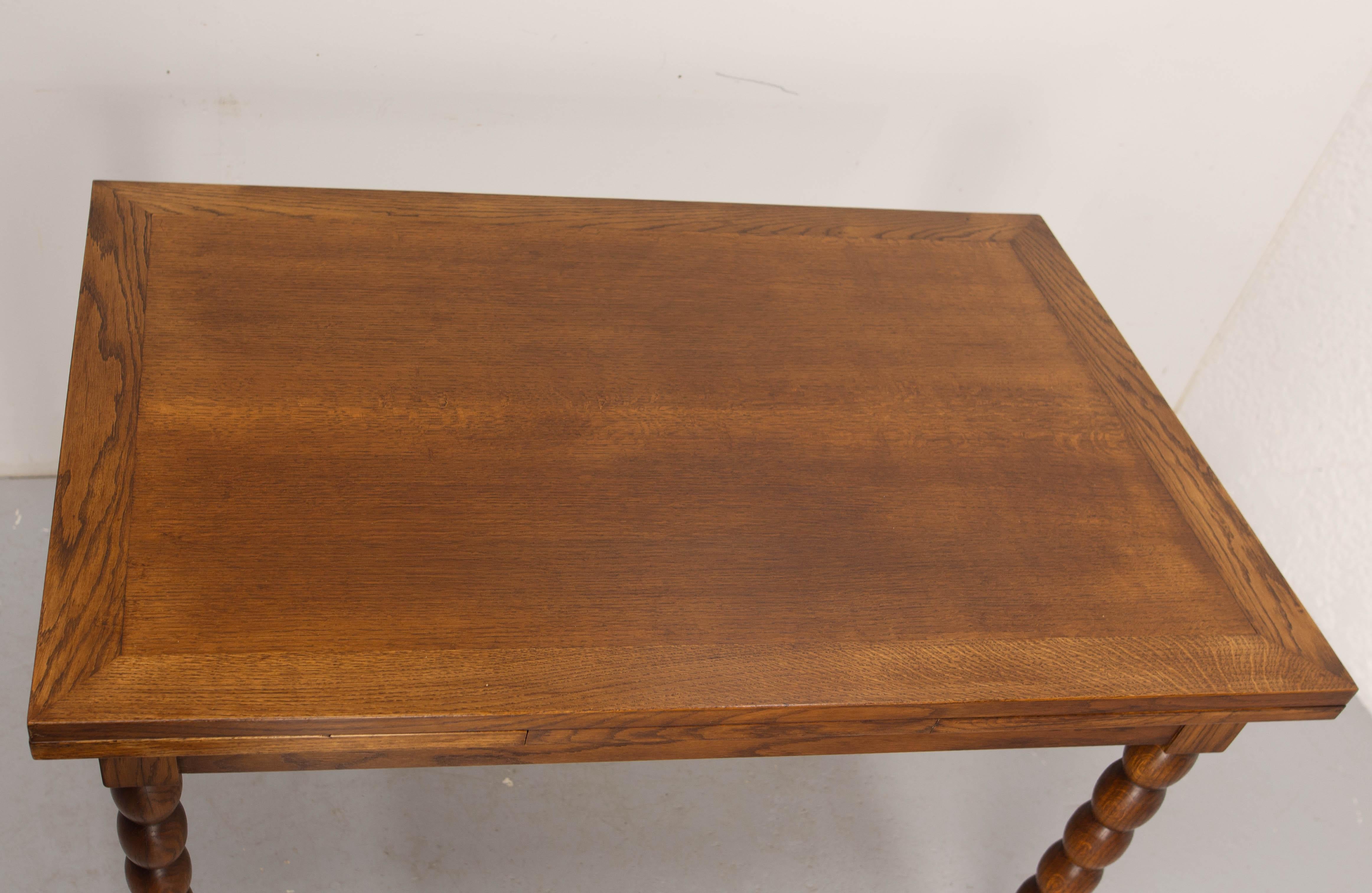 Table de salle à manger à rallonge en Oak Oak, pieds en chapelet, circa 1940 en vente 2