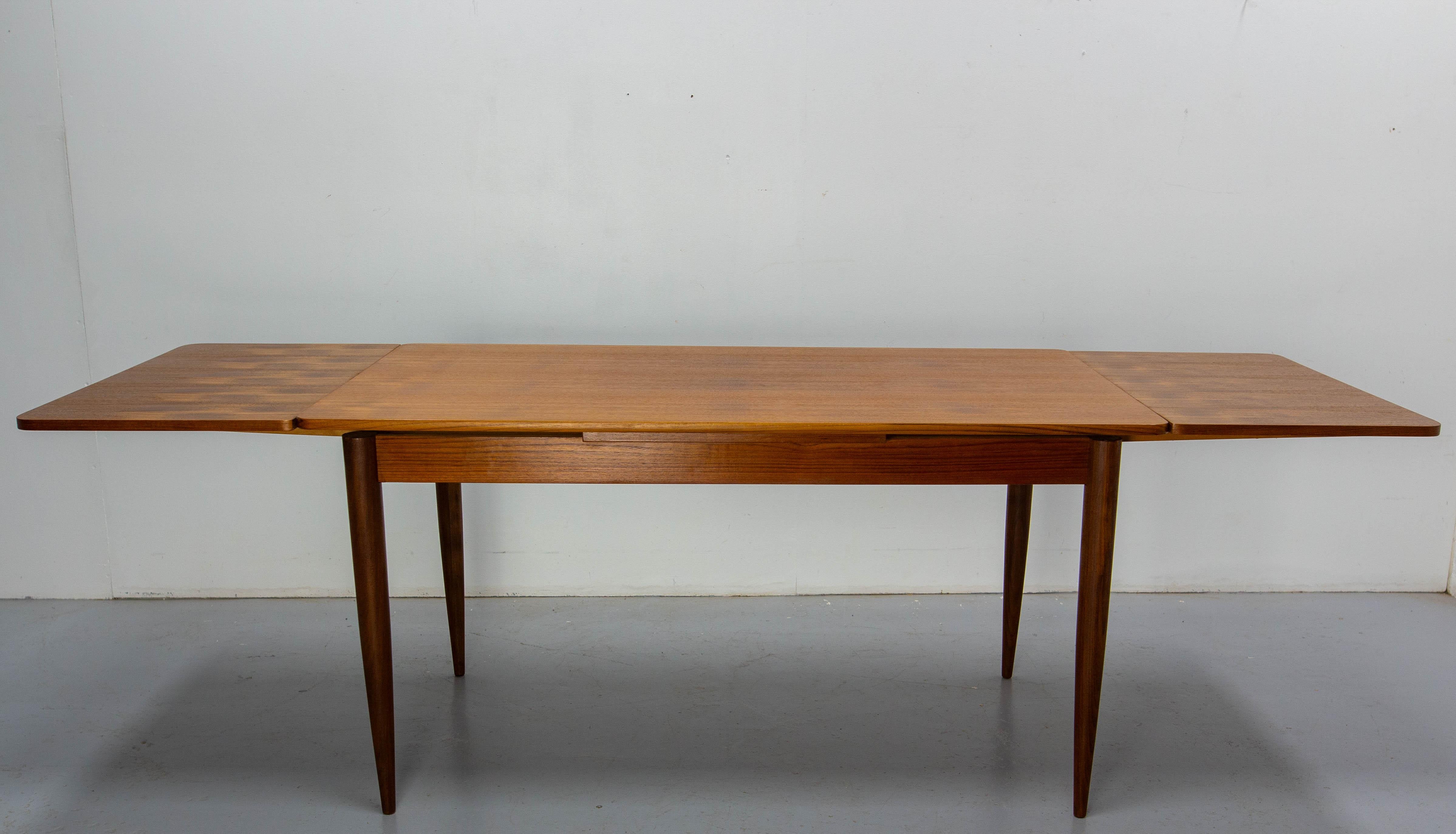Table de salle à manger française à rallonge CIRCA Milieu du siècle, circa 1960 en vente 4