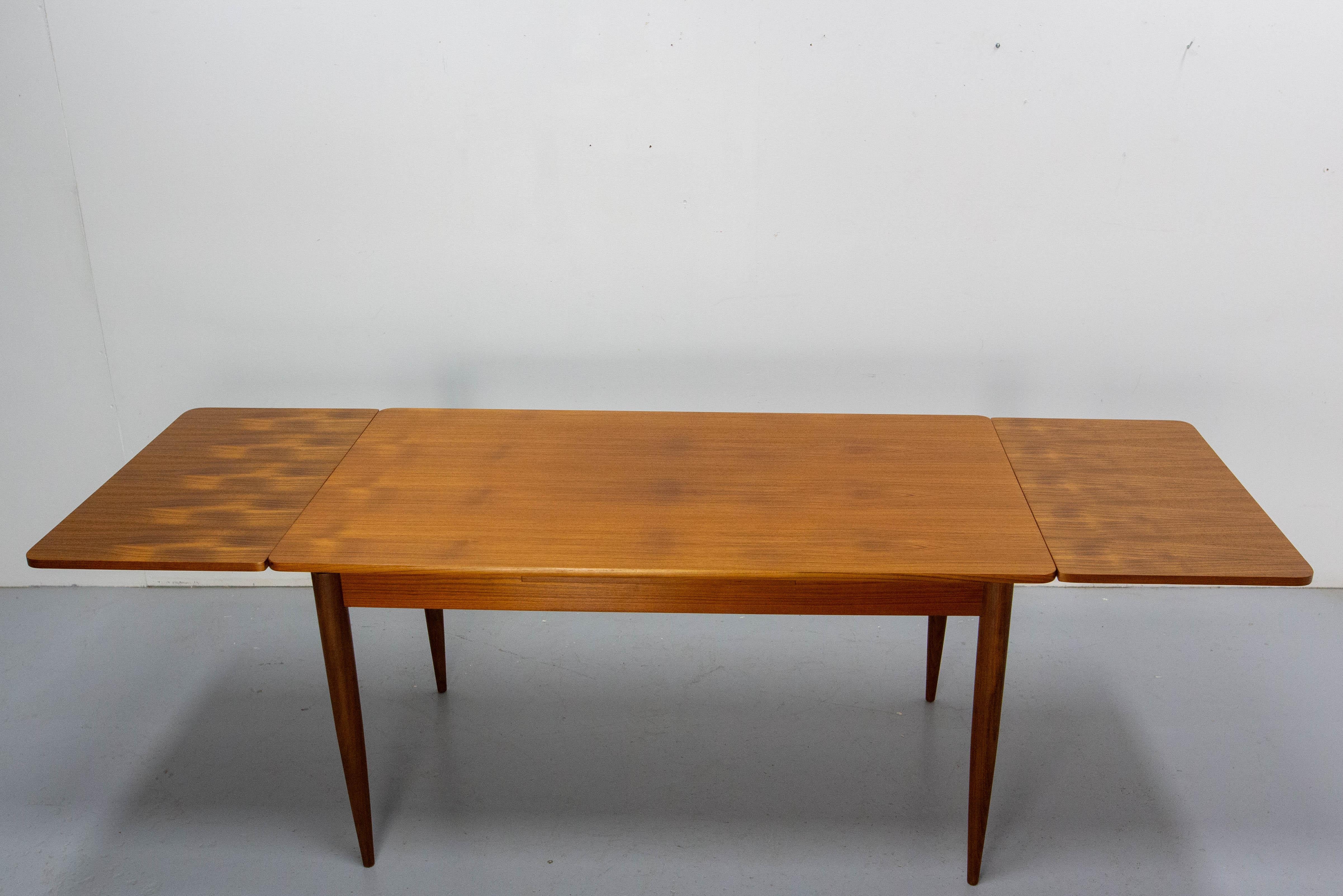 Table de salle à manger française à rallonge CIRCA Milieu du siècle, circa 1960 en vente 7