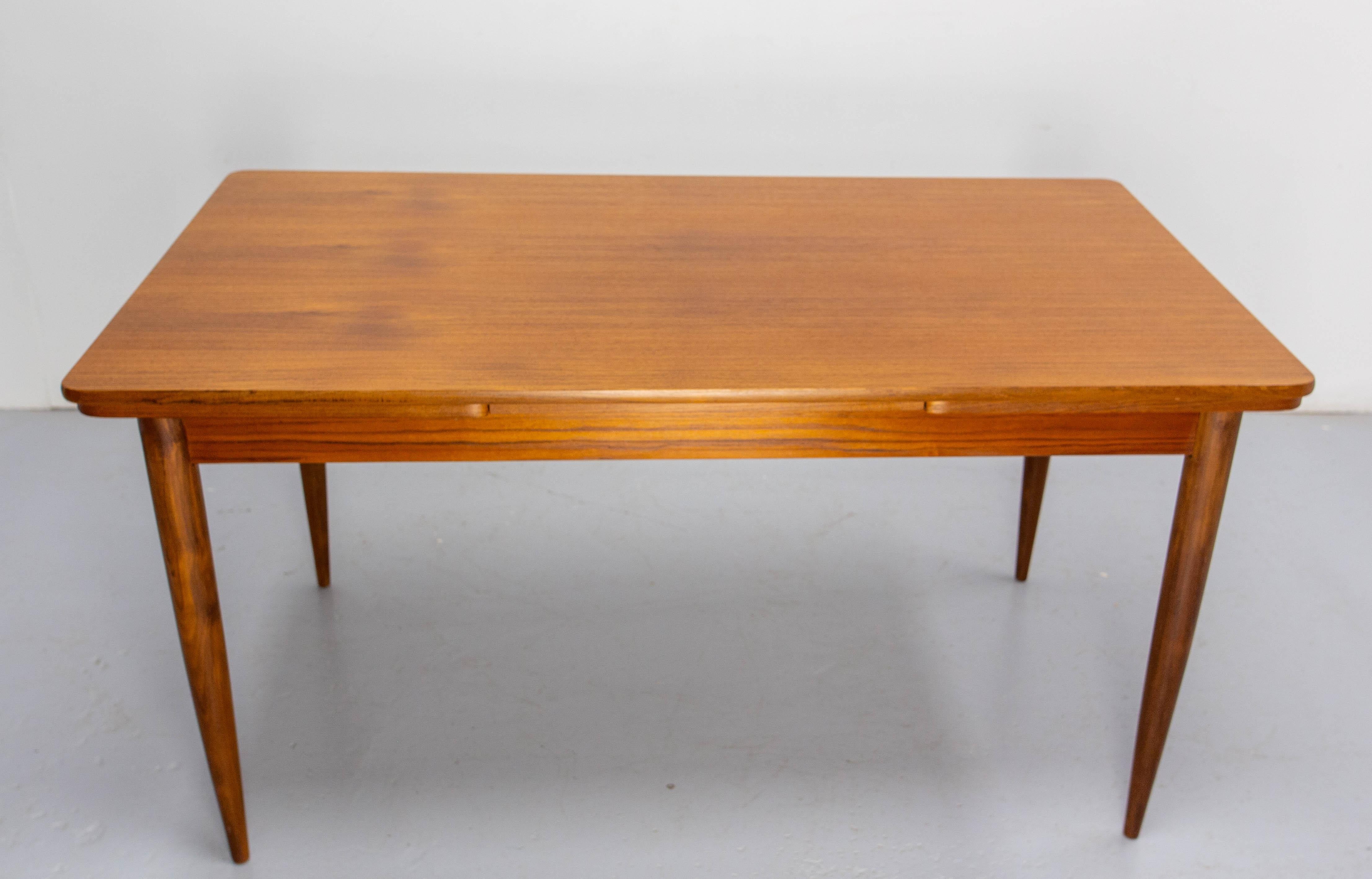 Table de salle à manger, française, vers 1970
Bois technique
Une fois pliée, la table mesure 150 cm.
Très bon état, comme neuf : cette table a toujours été conservée et utilisée avec une nappe épaisse.

La table sera livrée avec les pieds démontés