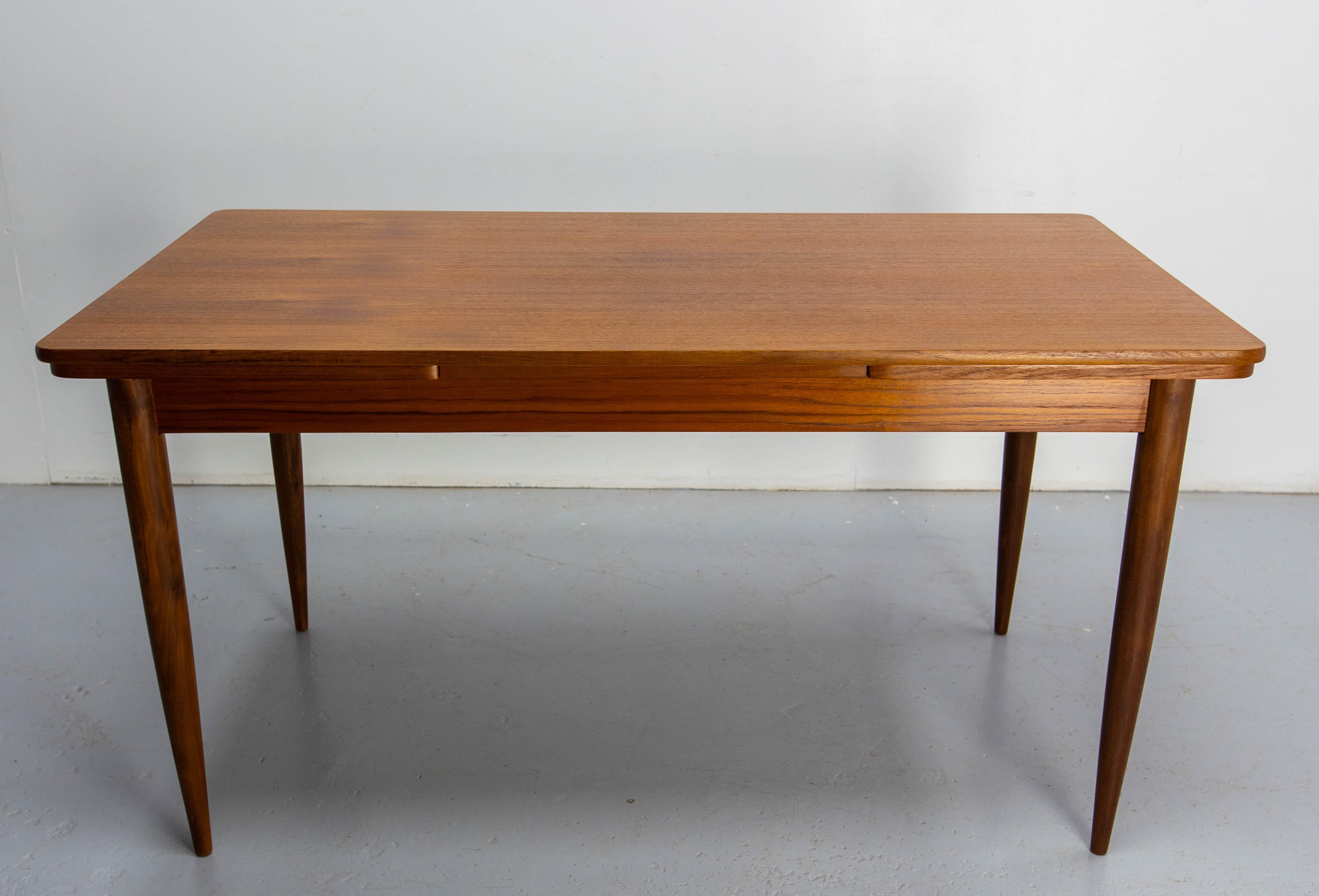 Mid-Century Modern Table de salle à manger française à rallonge CIRCA Milieu du siècle, circa 1960 en vente
