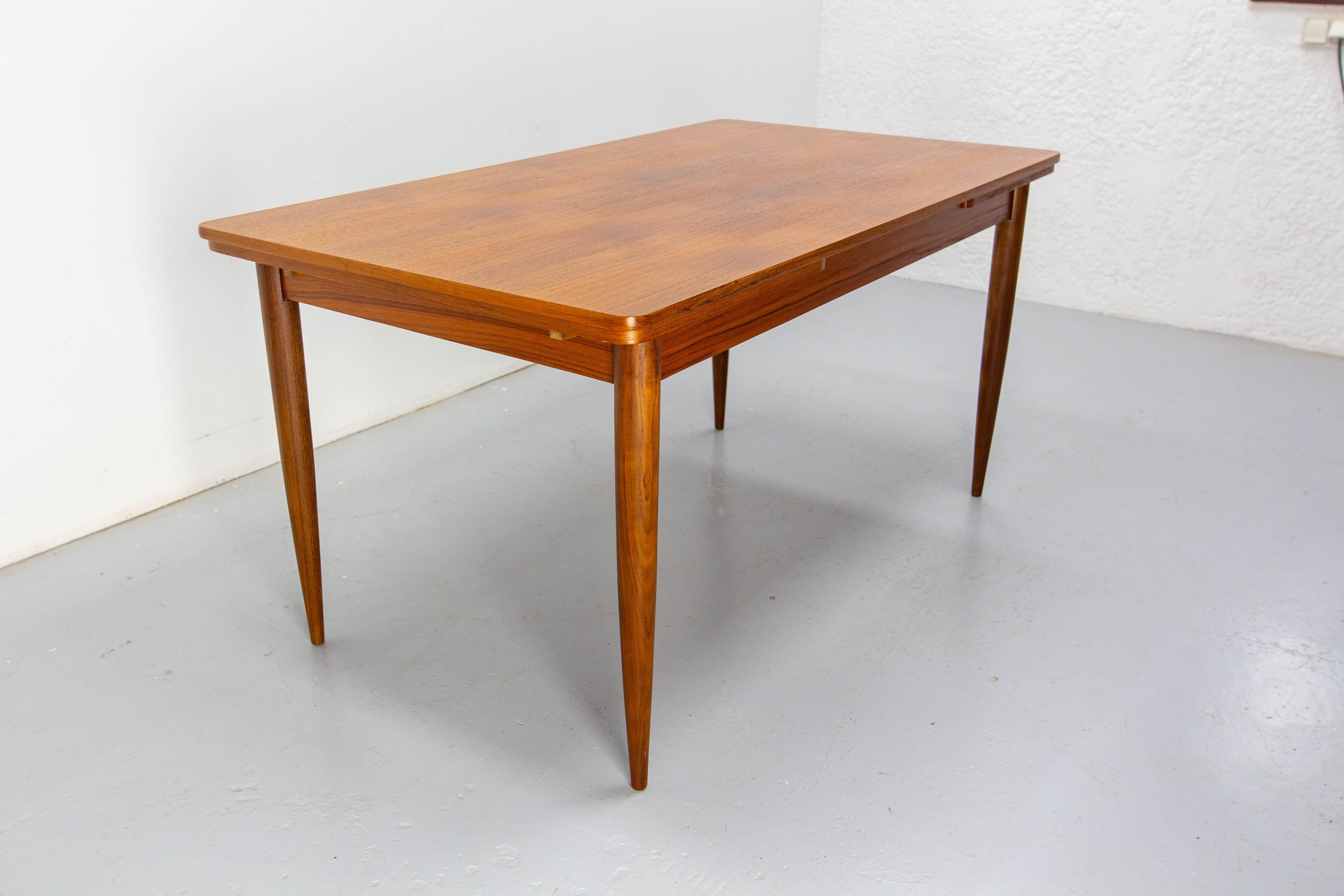 Français Table de salle à manger française à rallonge CIRCA Milieu du siècle, circa 1960 en vente
