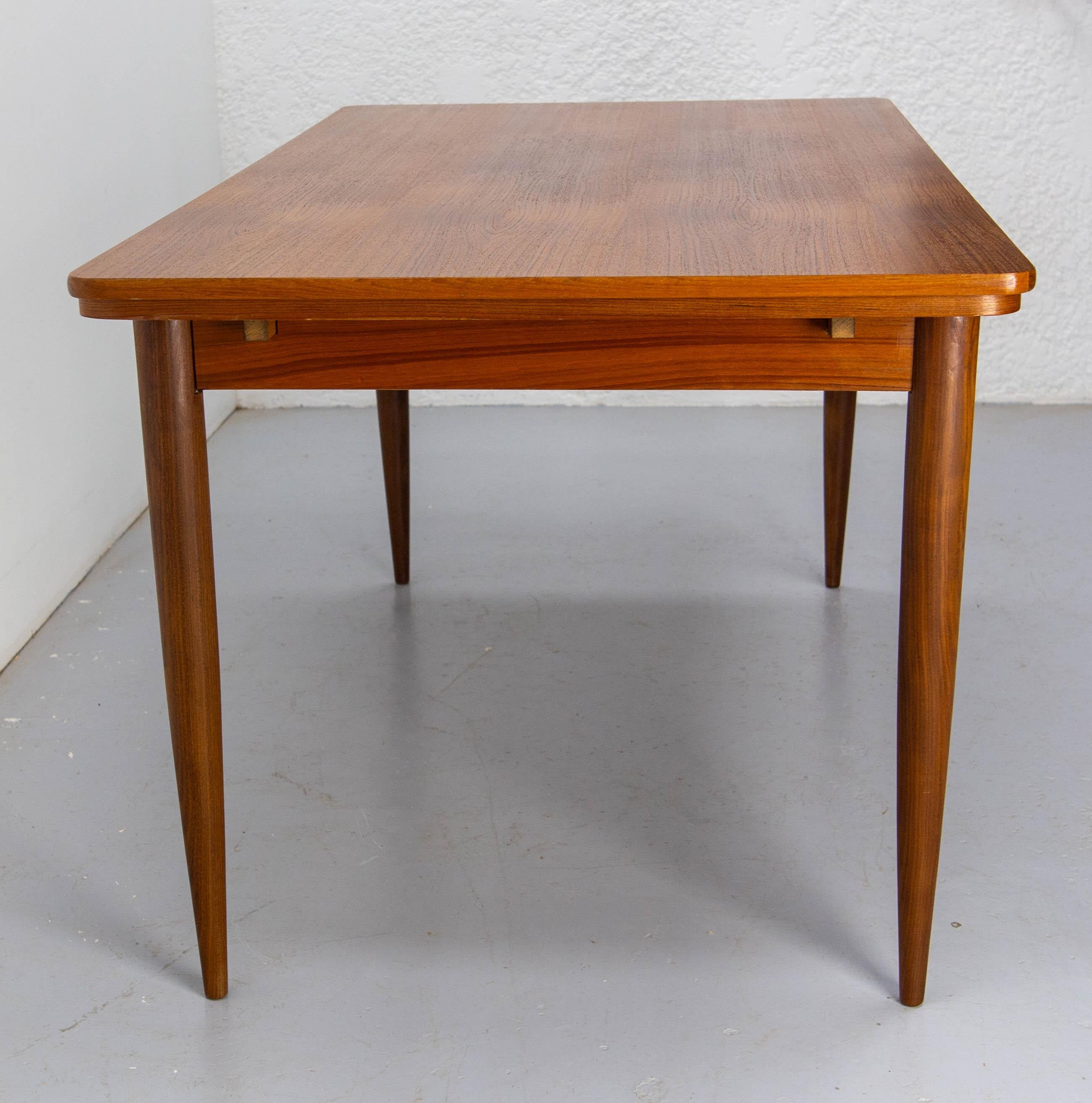 Milieu du XXe siècle Table de salle à manger française à rallonge CIRCA Milieu du siècle, circa 1960 en vente