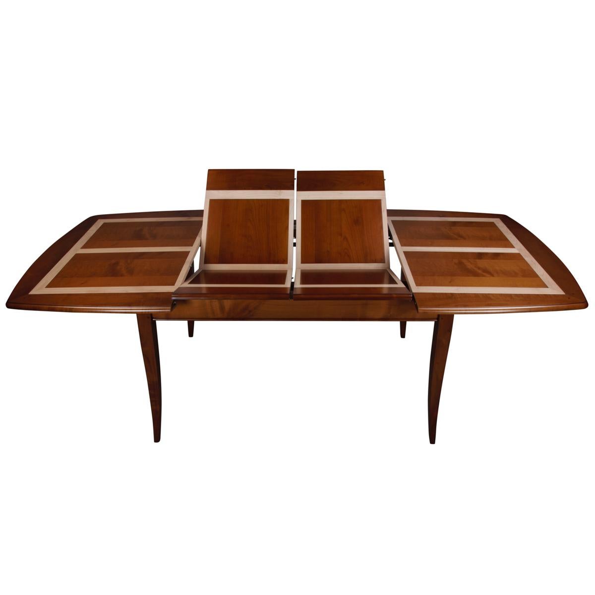 Dieser ausziehbare ovale Tisch mit 2 Flügeln ist typisch für klassische französische Möbelstücke und gehört zu unserer TRADITION-Kollektion, die die zeitlosen Klassiker mit dem Charme der französischen Landschaft aufgreift.

Die Pilaster, die