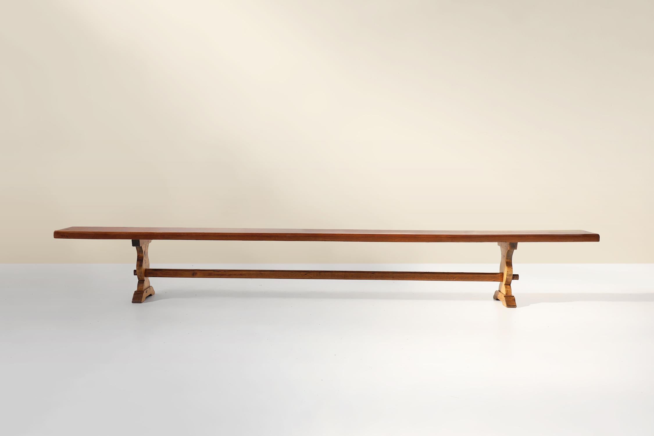 France / 1850 / Banc de monastère / orme massif / Rustique / Mid-Century

Superbe long banc en bois fabriqué au 19e siècle en France. Ce banc spacieux de 3,5 mètres de long a été fabriqué en bois d'orme massif avec une couleur miel chaude et une